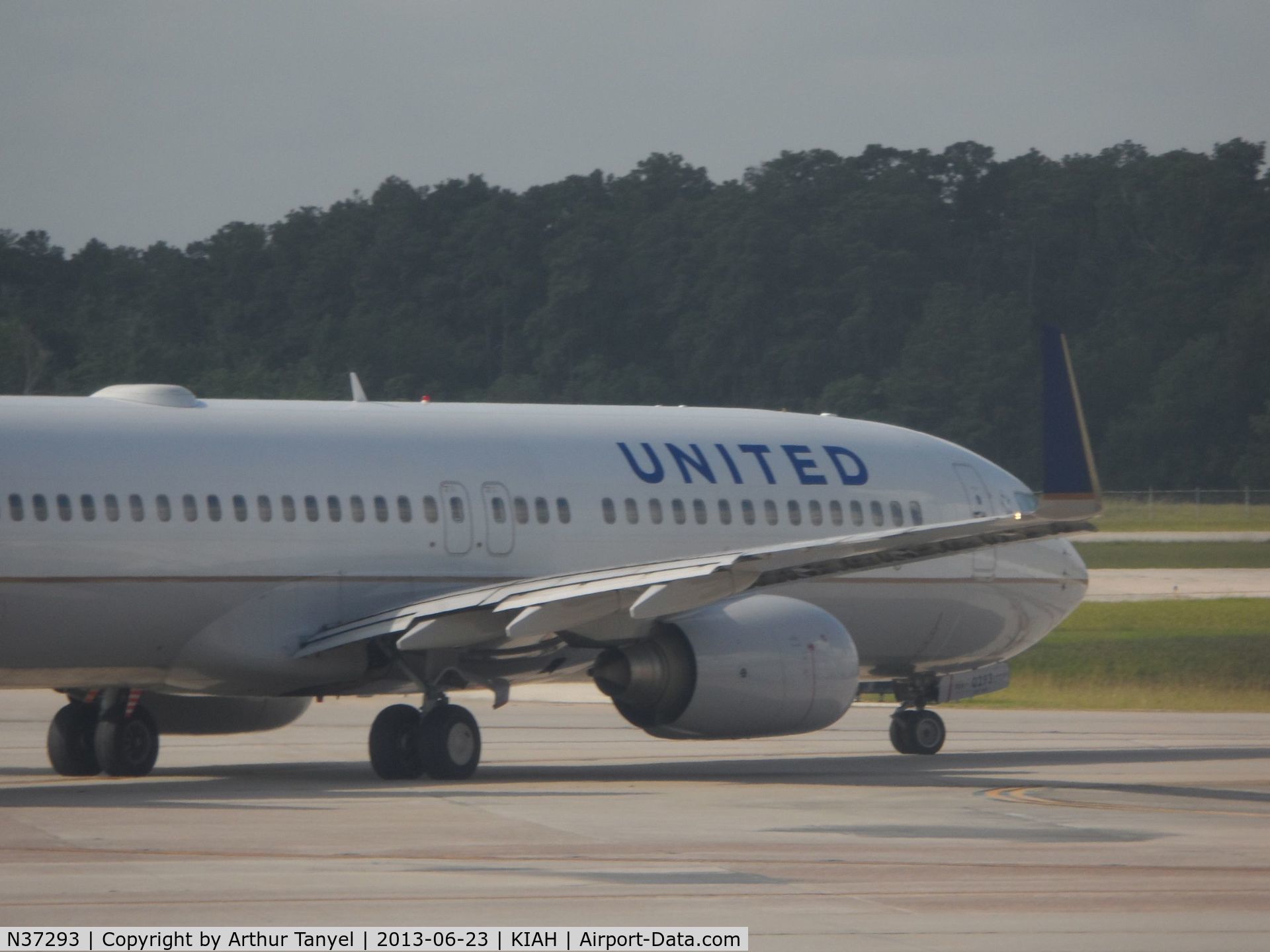 N37293, 2005 Boeing 737-824 C/N 33453, Taxiing to takeoff @ IAH