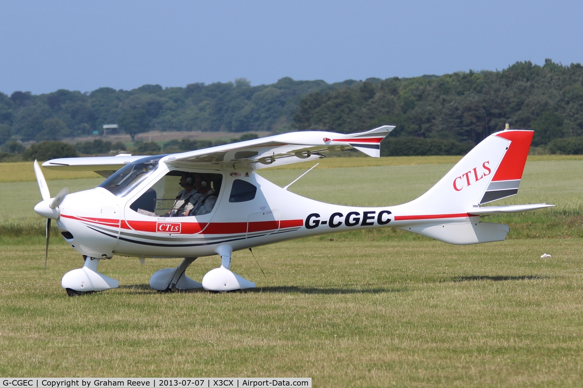 G-CGEC, 2009 Flight Design CTLS C/N F-09-02-12, Just landed at Northrepps.