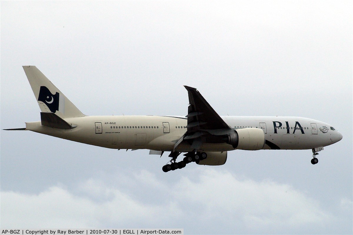 AP-BGZ, 2005 Boeing 777-240/LR C/N 33782, Boeing 777-240LR [33782] (Pakistan Intrtnational Airlines) Home~G 30/07/2010. On approach 27L in old scheme.