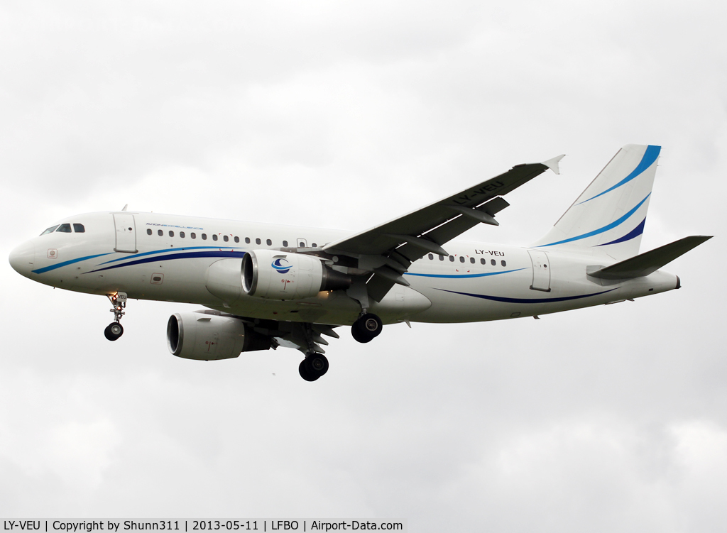 LY-VEU, 2000 Airbus A319-112 C/N 1283, Landing rwy 32L
