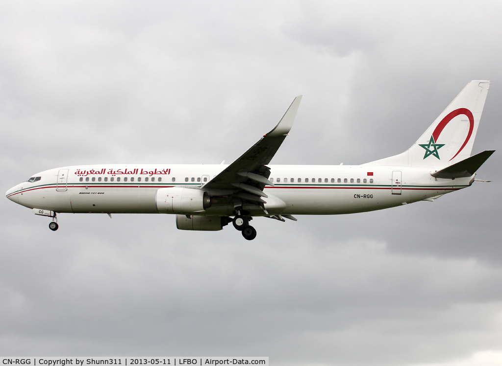 CN-RGG, 2011 Boeing 737-86N C/N 36829, Landing rwy 32L with arabic titles...