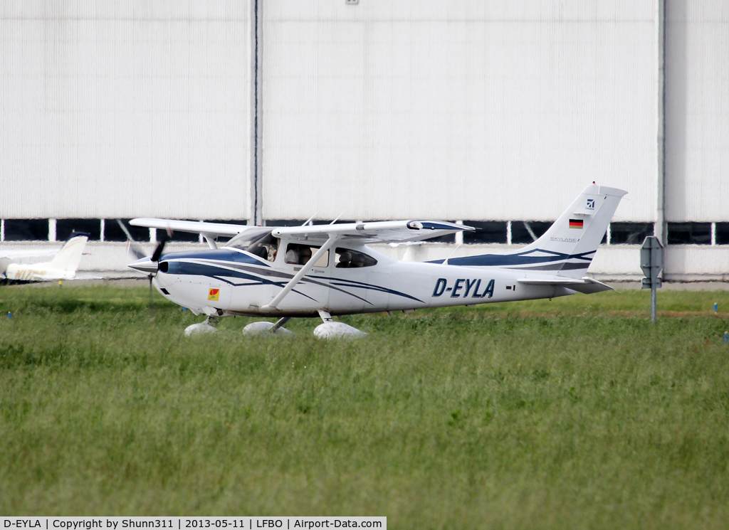 D-EYLA, 2007 Cessna 182T Skylane C/N 182-81920, Lining up rwy 32R for departure...