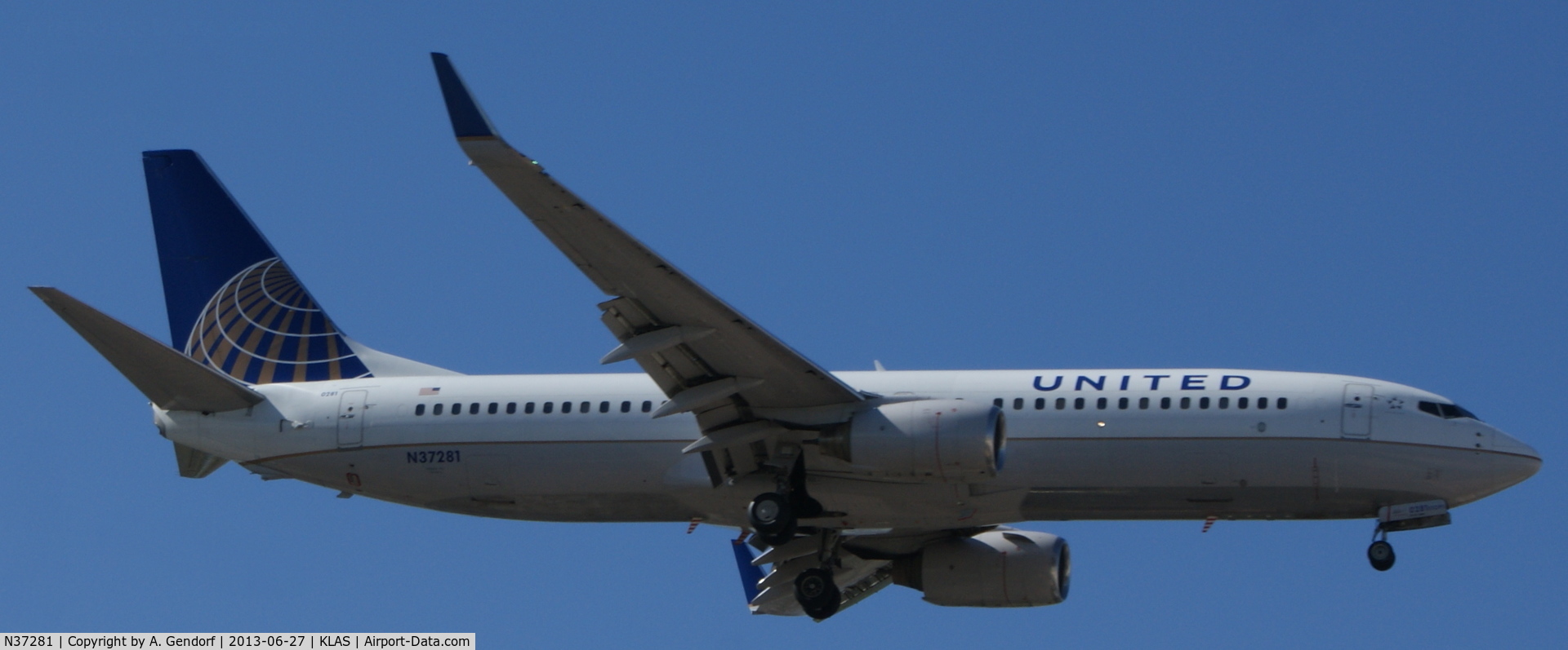 N37281, 2003 Boeing 737-824 C/N 31599, United, seen here on short finals RWY 25L at Las Vegas Int´l(KLAS)