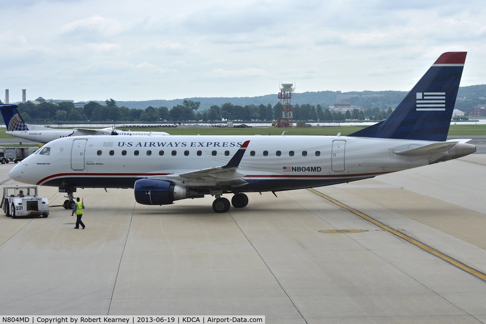 N804MD, 2004 Embraer 170SU (ERJ-170-100SU) C/N 17000016, On push back from stand