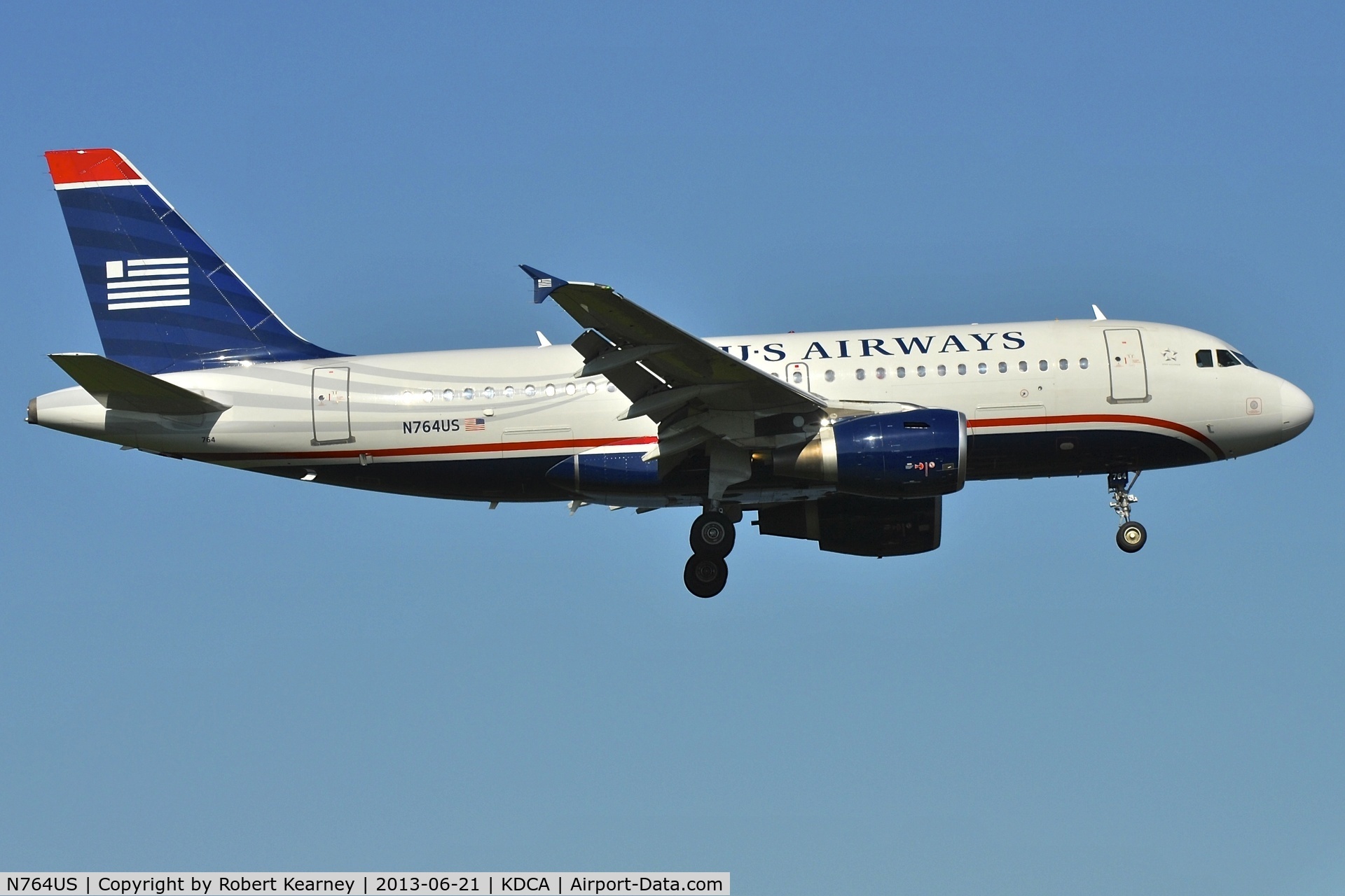 N764US, 2000 Airbus A319-112 C/N 1369, On short finals for r/w 19