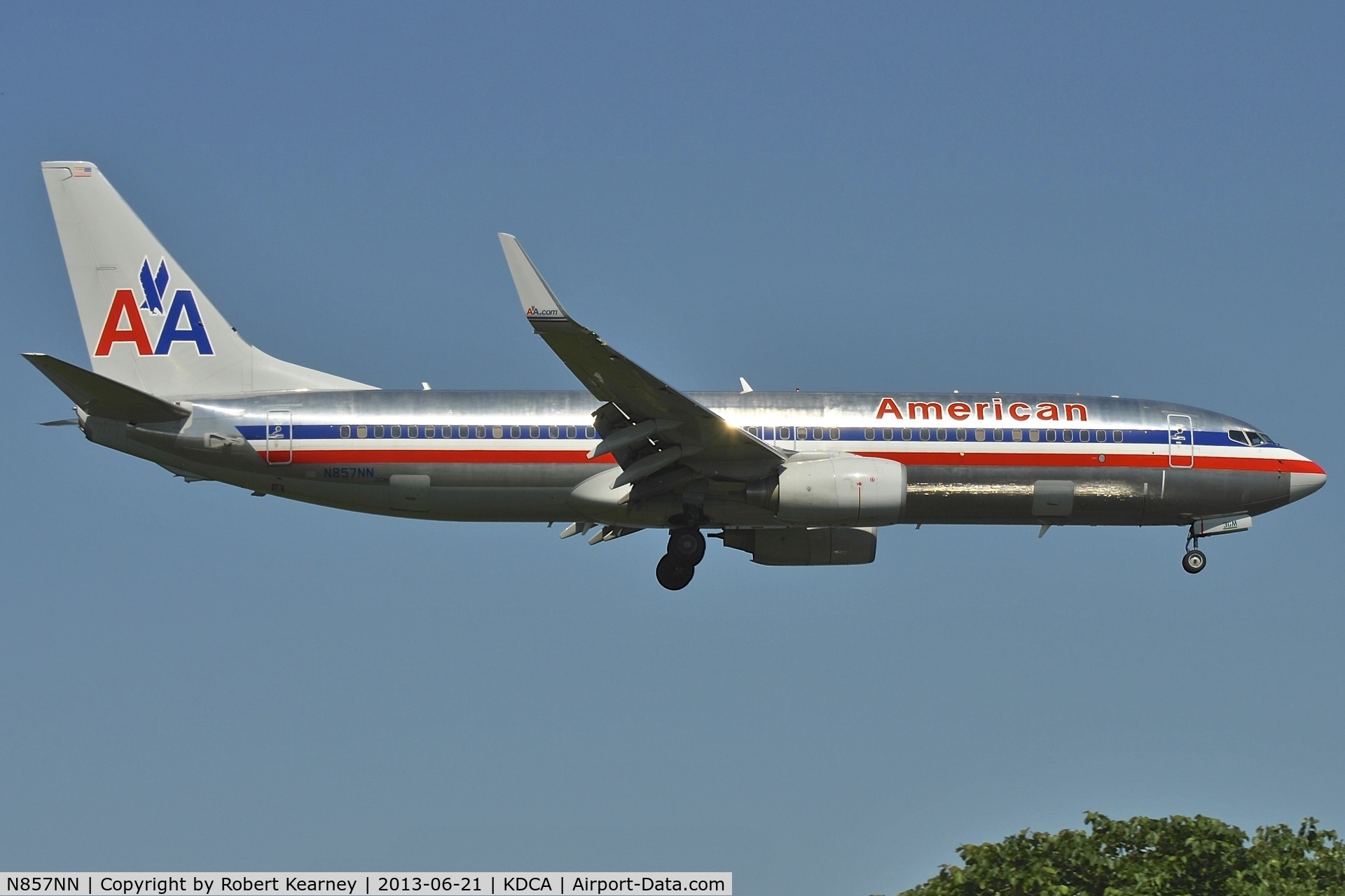 N857NN, 2010 Boeing 737-823 C/N 30907, On short finals for r/w 19