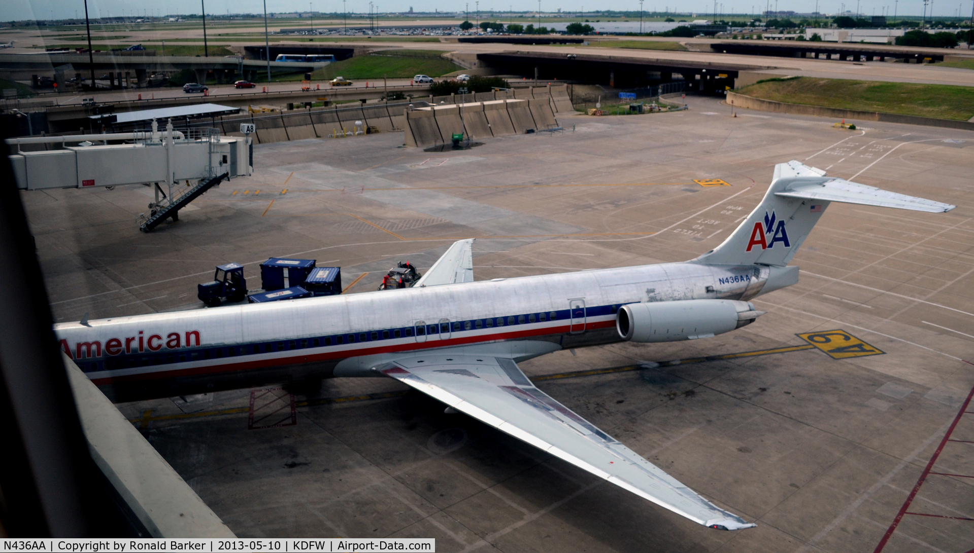N436AA, 1987 McDonnell Douglas MD-83 (DC-9-83) C/N 49454, Gate A9  DFW