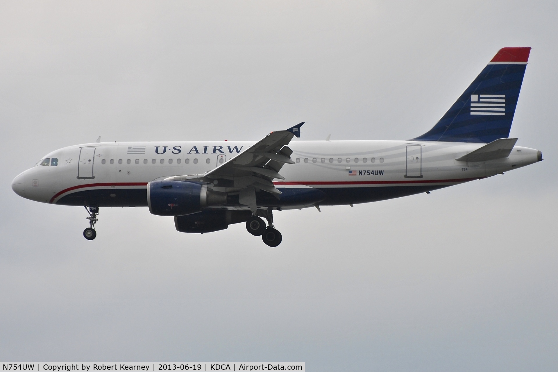 N754UW, 2000 Airbus A319-112 C/N 1328, On short finals for r/w 1