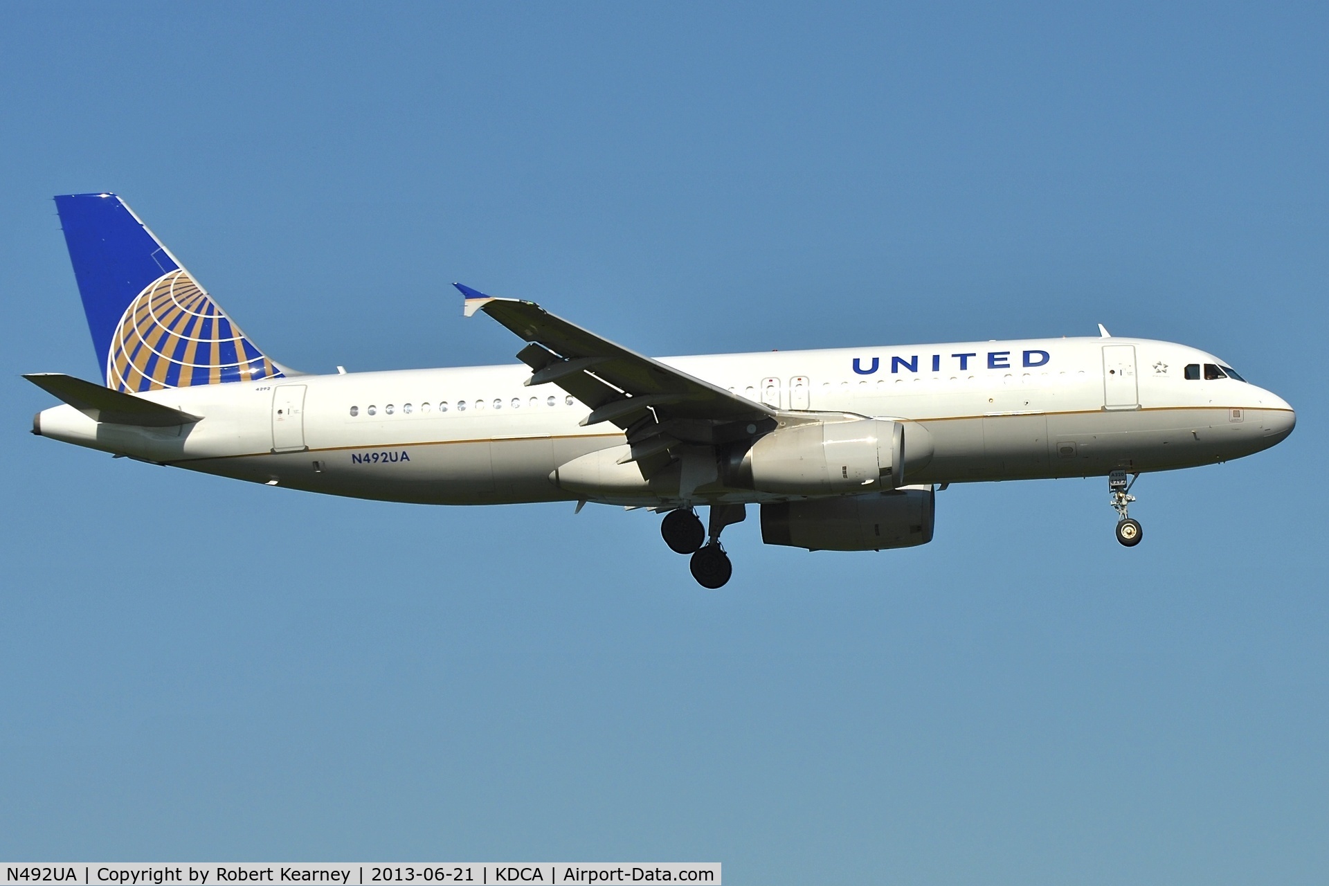 N492UA, 2002 Airbus A320-232 C/N 1755, On short finals for r/w 19