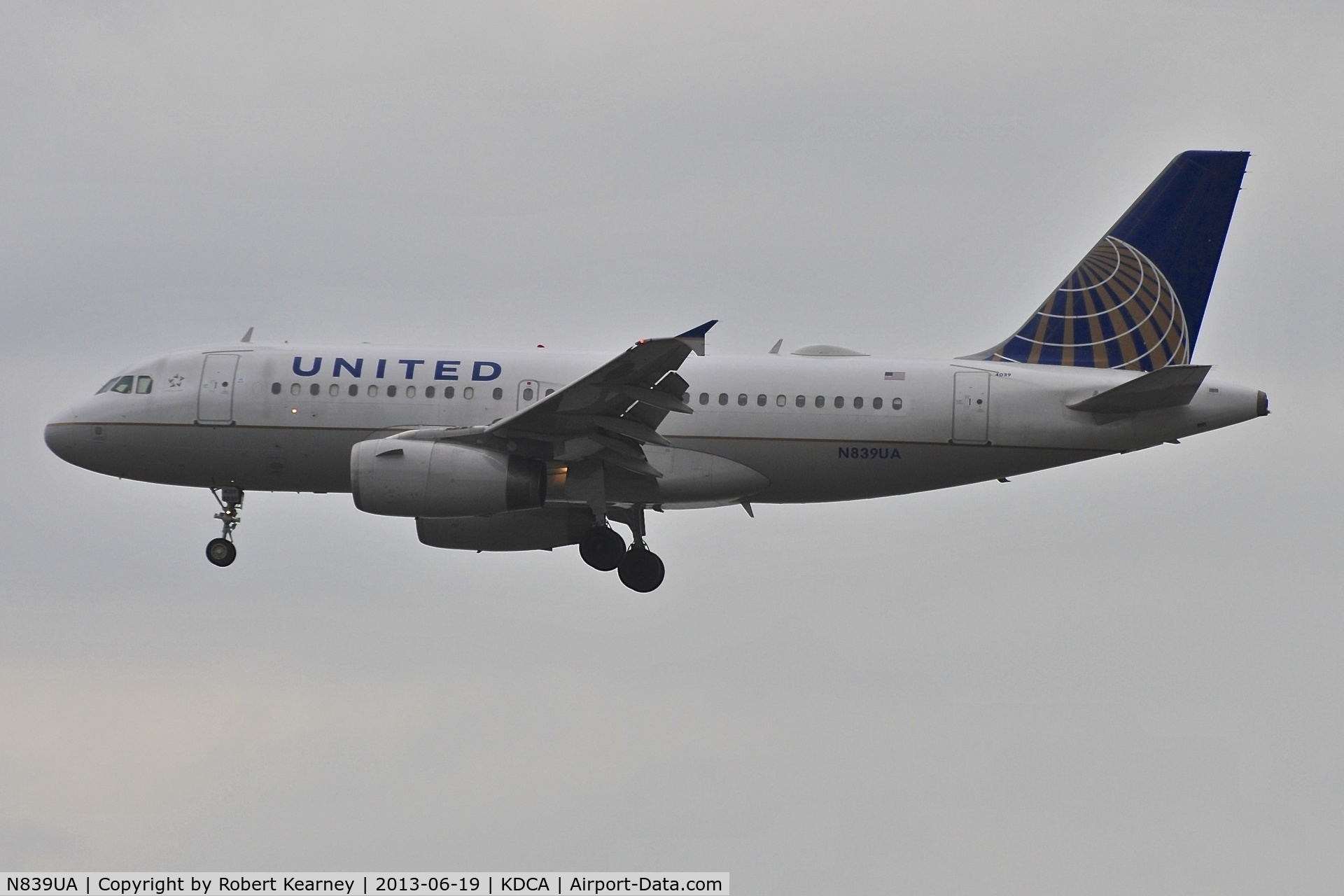 N839UA, 2001 Airbus A319-131 C/N 1507, On short finals for r/w 1