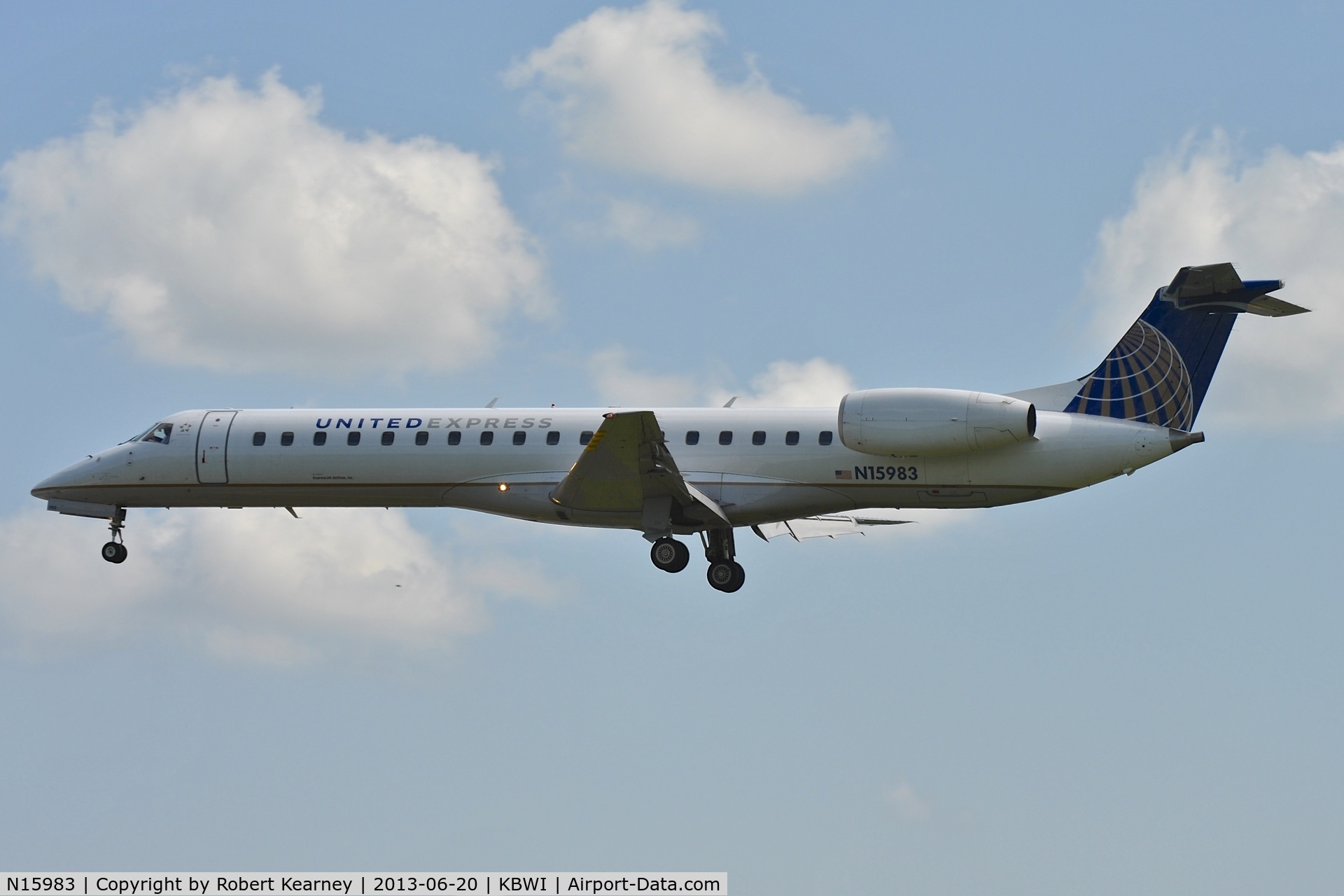 N15983, 2000 Embraer ERJ-145LR (EMB-145LR) C/N 145239, On short finals for r/w 33L