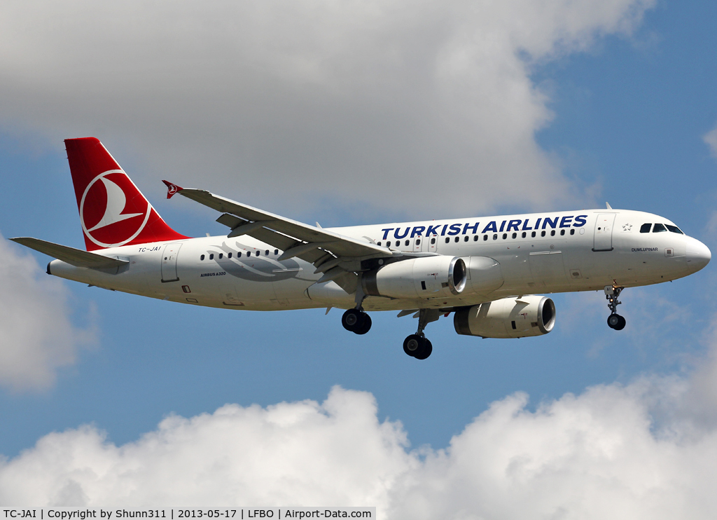 TC-JAI, 2007 Airbus A320-232 C/N 3259, Landing rwy 14L