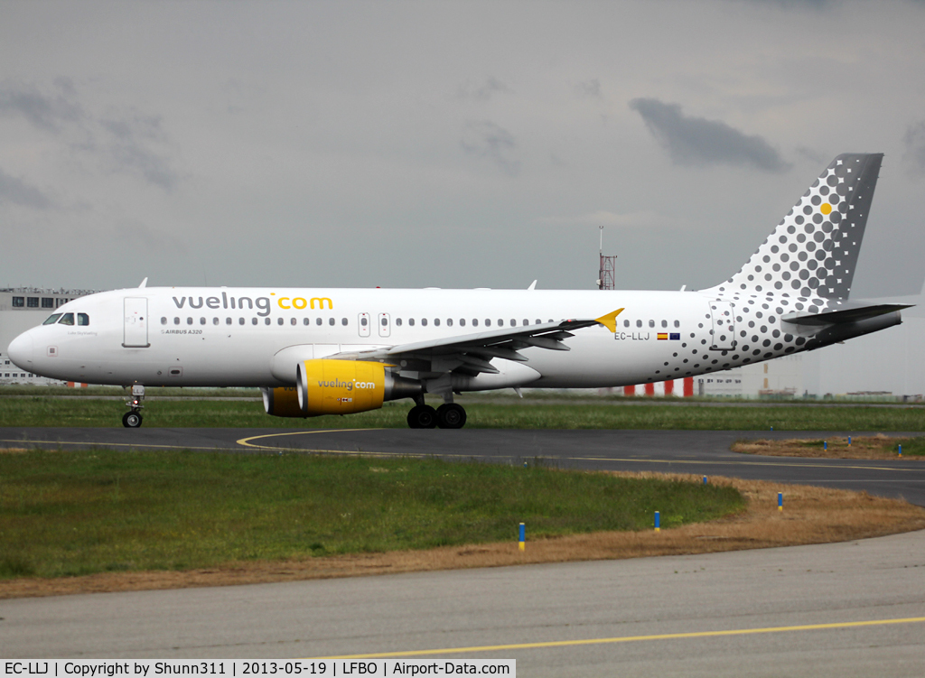 EC-LLJ, 2011 Airbus A320-214 C/N 4661, Taxiing holding point rwy 32R for departure...