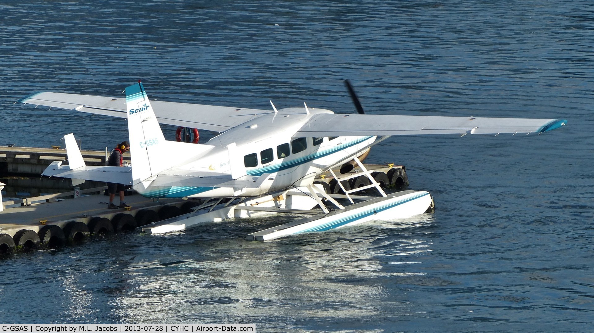 C-GSAS, 2001 Cessna 208 Caravan I C/N 20800341, Seair Seaplanes Cessna tying up at Coal Harbour terminal dock.
