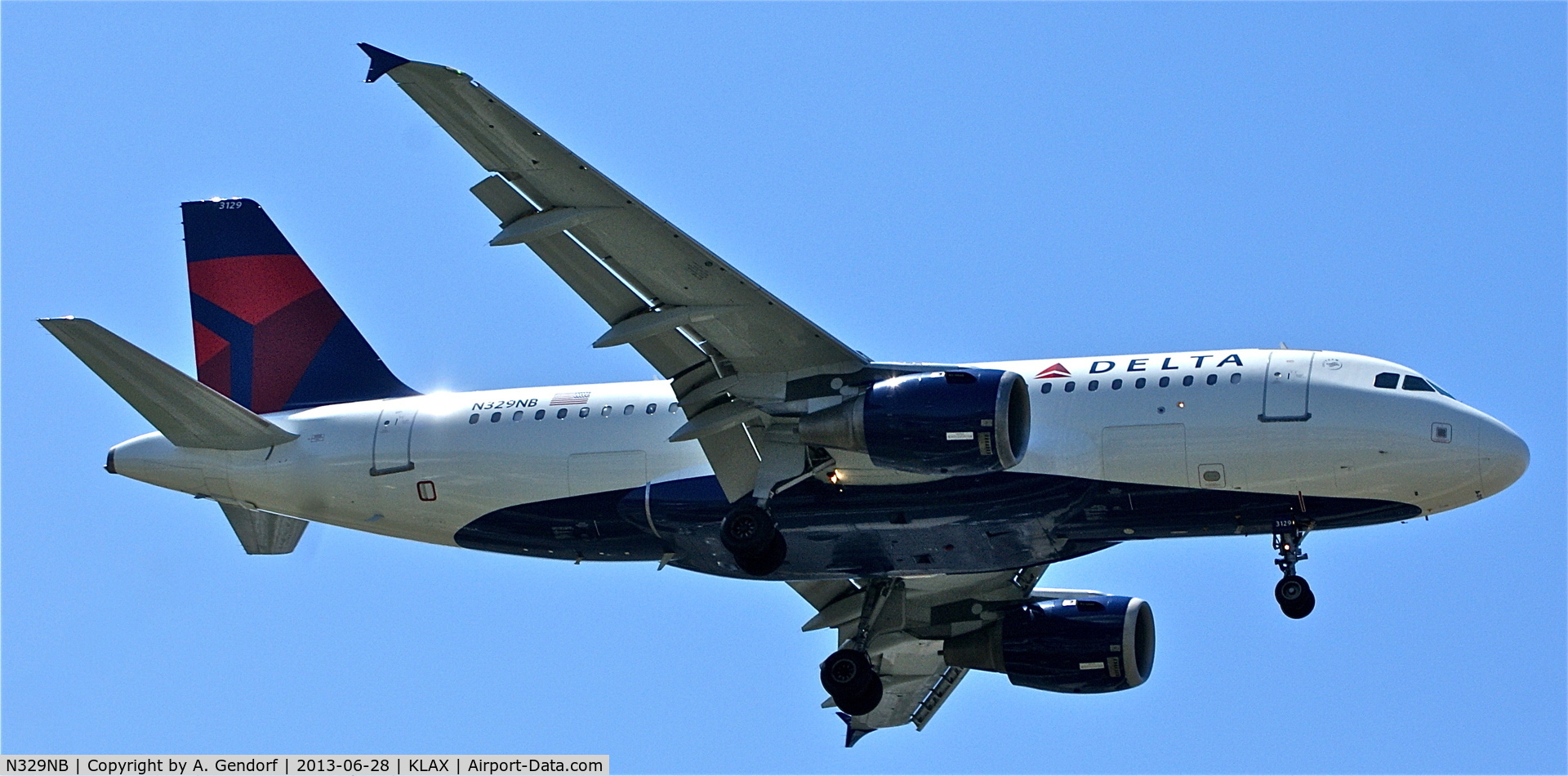 N329NB, 2001 Airbus A319-114 C/N 1543, Delta, is landing at Los Angeles Int´l(KLAX)