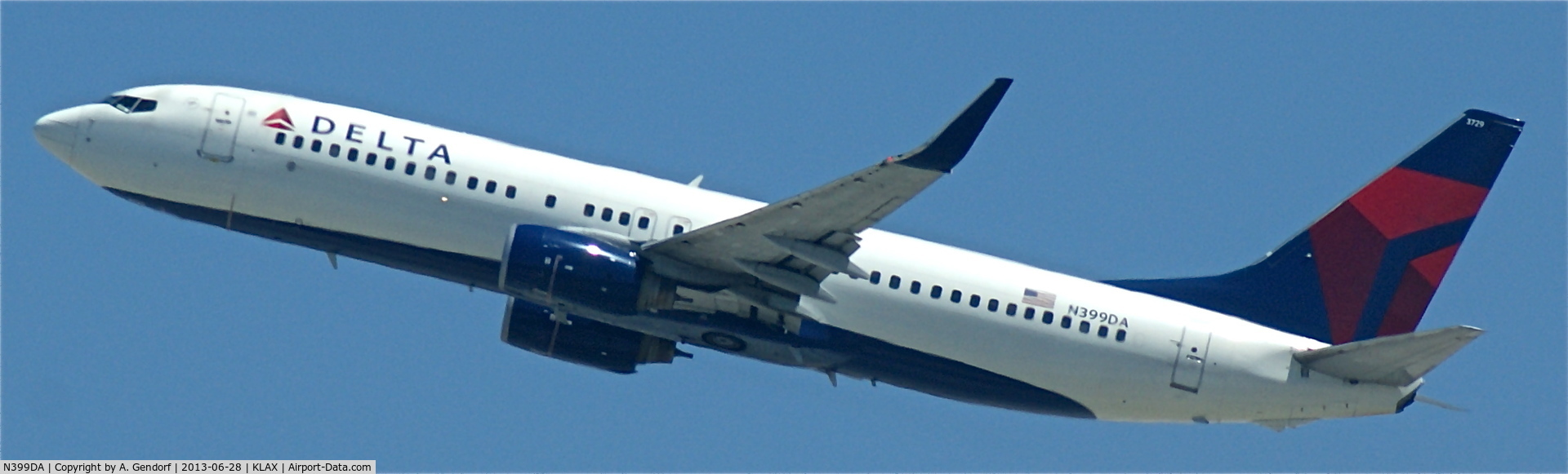 N399DA, 2000 Boeing 737-832 C/N 30379, Delta, is climbing out at Los Angeles Int´l(KLAX)