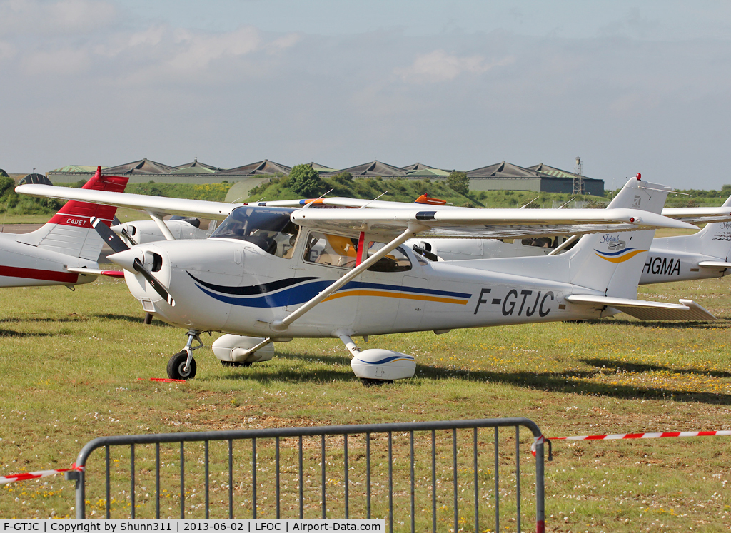 F-GTJC, Cessna 172S C/N 172S8277, Parked in the grass during LFOC Open Day 2013