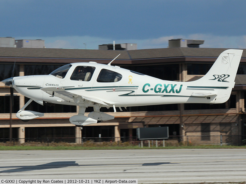 C-GXXJ, 2003 Cirrus SR22 C/N 0729, 2003 Cirrus SR22 landing on runway 33 at Buttonville, Ontario (YKZ)