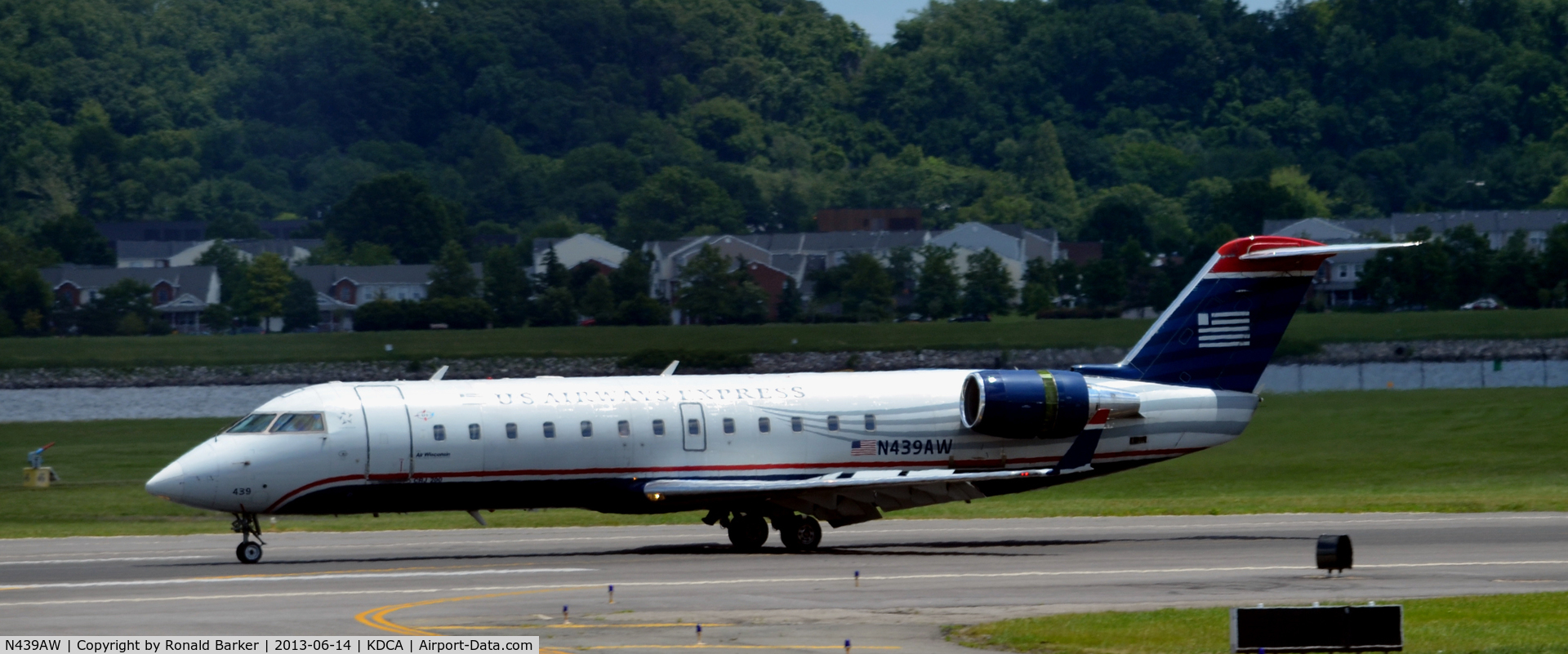 N439AW, 2003 Bombardier CRJ-200LR (CL-600-2B19) C/N 7753, Landing DCA