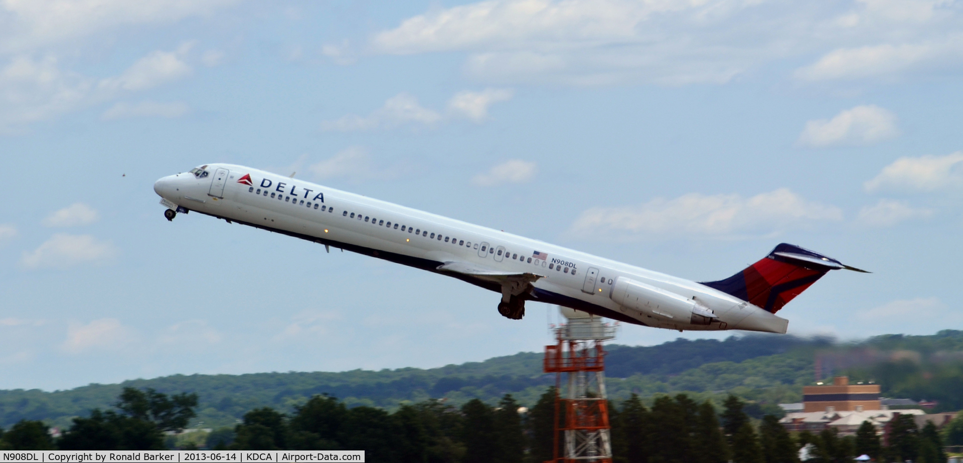 N908DL, 1987 McDonnell Douglas MD-88 C/N 49539, Takeoff, gear retraction DCA