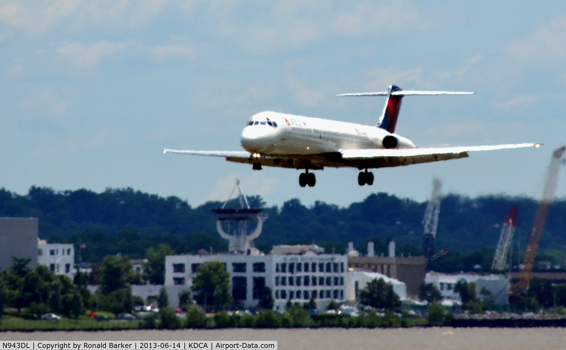 N943DL, 1989 McDonnell Douglas MD-88 C/N 49816, Approach to DCA