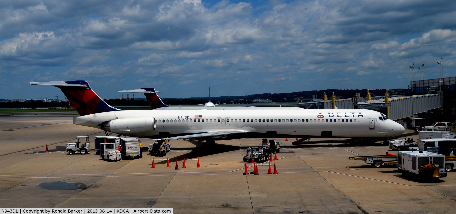 N943DL, 1989 McDonnell Douglas MD-88 C/N 49816, Gate 17 DCA