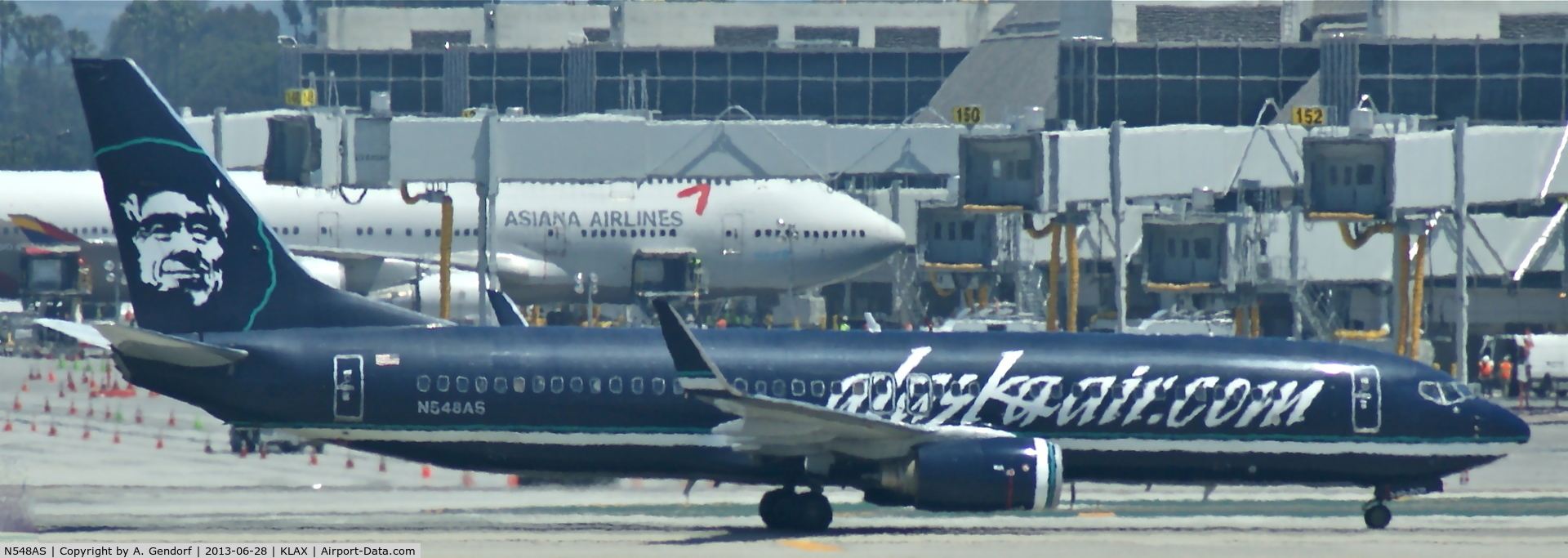 N548AS, 2005 Boeing 737-890 C/N 30020, Alaska Airlines (reversed cs.), seen here taxiing to RWY 25R at Los Angeles Int´l(KLAX)