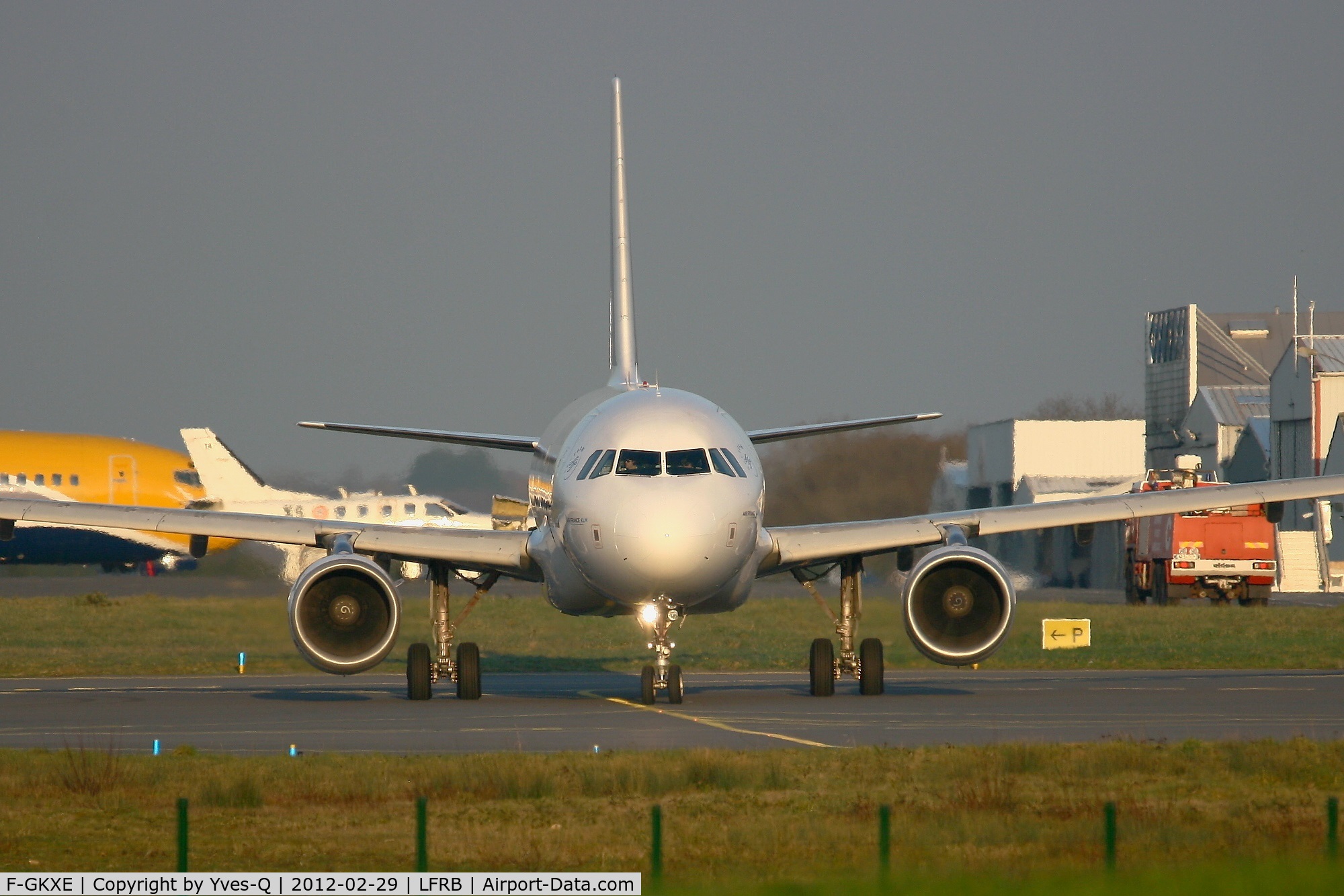 F-GKXE, 2002 Airbus A320-214 C/N 1879, Airbus A320-214, Taxiing to holding point Charlie, Brest-Bretagne Airport (LFRB-BES)