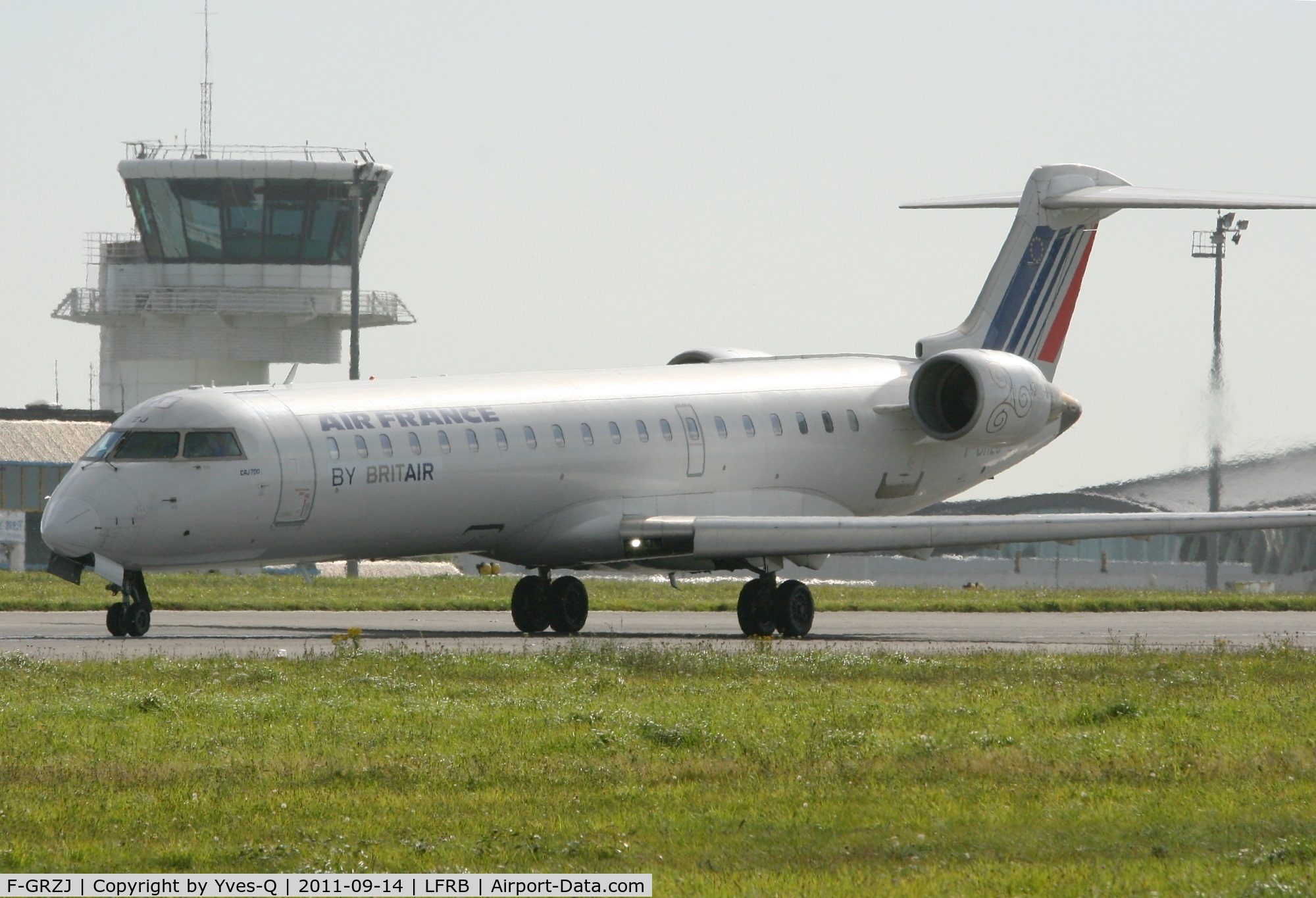 F-GRZJ, Canadair CRJ-702 (CL-600-2C10) Regional Jet C/N 10096, Canadair Regional Jet CRJ-702, Taxiing to holding point Rwy 25L, Brest-Bretagne Airport (LFRB-BES)