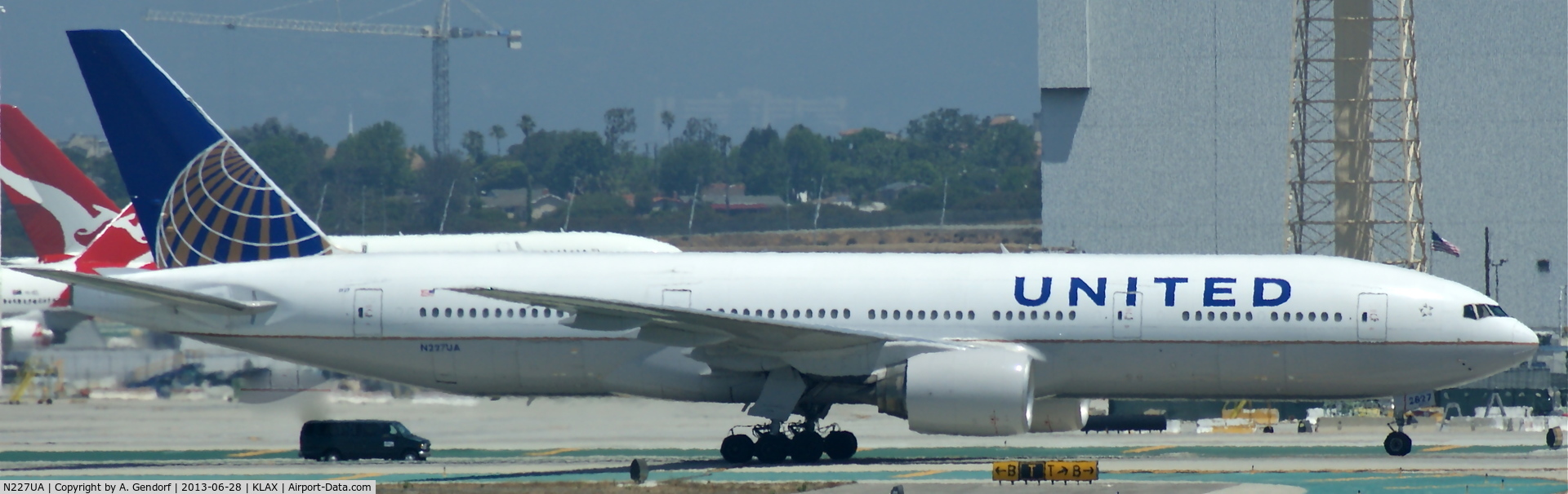 N227UA, 2002 Boeing 777-222 C/N 30555, United, is taxiing at Los Angeles Int´l(KLAX)