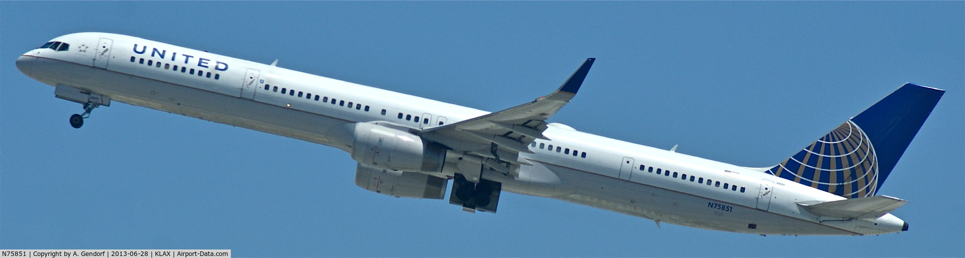 N75851, 2001 Boeing 757-324 C/N 32810, United, is taking off at Los Angeles Int´l(KLAX)
