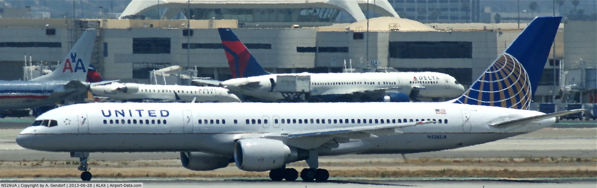 N526UA, 1991 Boeing 757-222 C/N 24994, United, seen here taxiing at Los Angeles Int´l(KLAX)