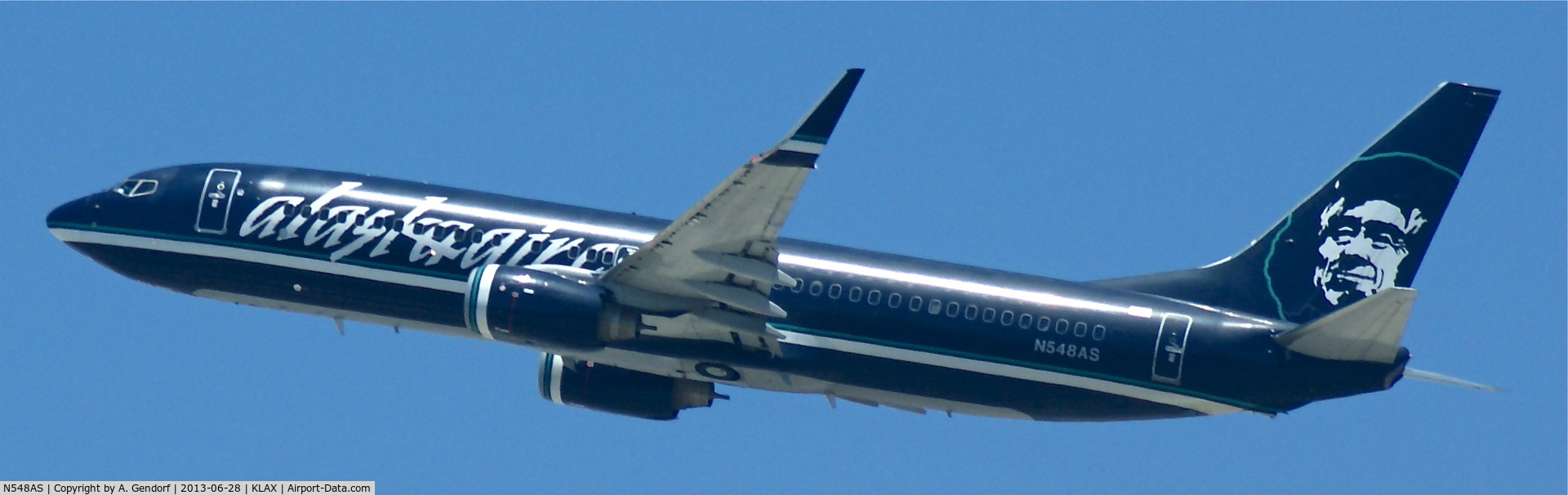 N548AS, 2005 Boeing 737-890 C/N 30020, Alaska Airlines (reversed cs.), is climbing out Los Angeles Int´l(KLAX)