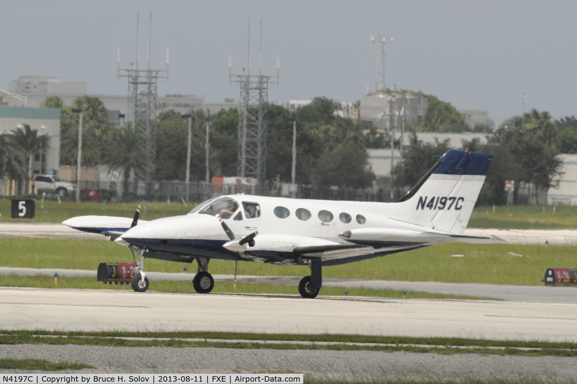 N4197C, Cessna 414 Chancellor C/N 414-0513, Awaiting departure at runway 8 at FXE