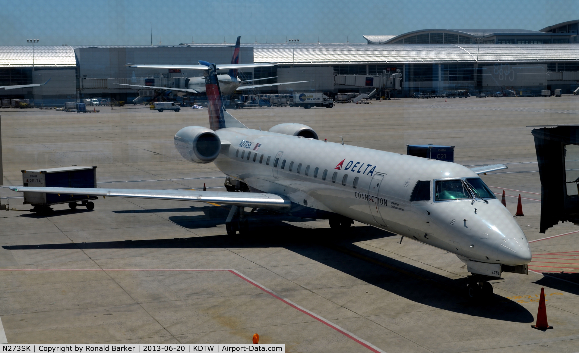 N273SK, 2000 Embraer EMB-145LR C/N 145331, Gate C21 DTW