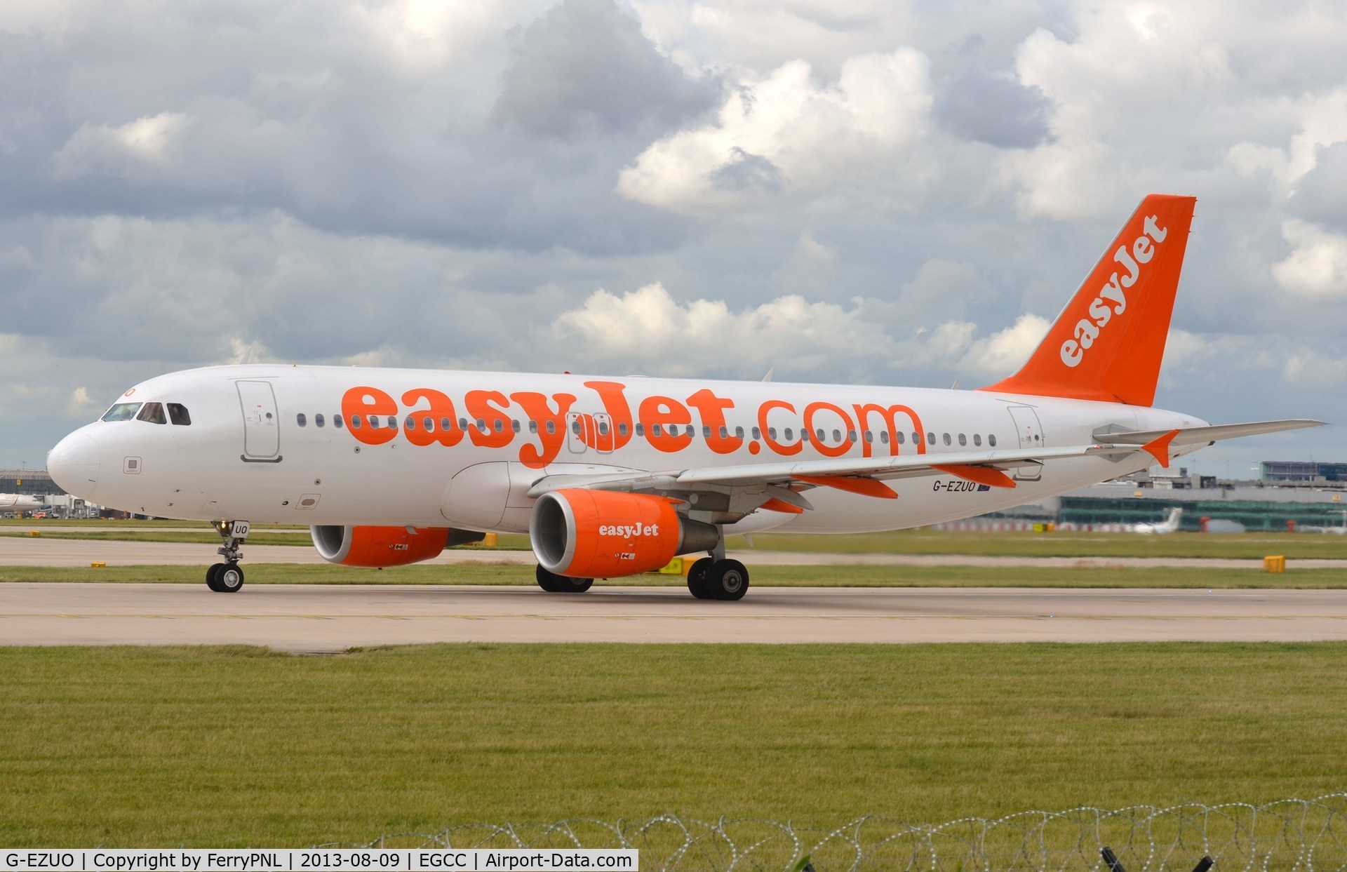 G-EZUO, 2012 Airbus A320-214 C/N 5052, Easyjet A320 lining up