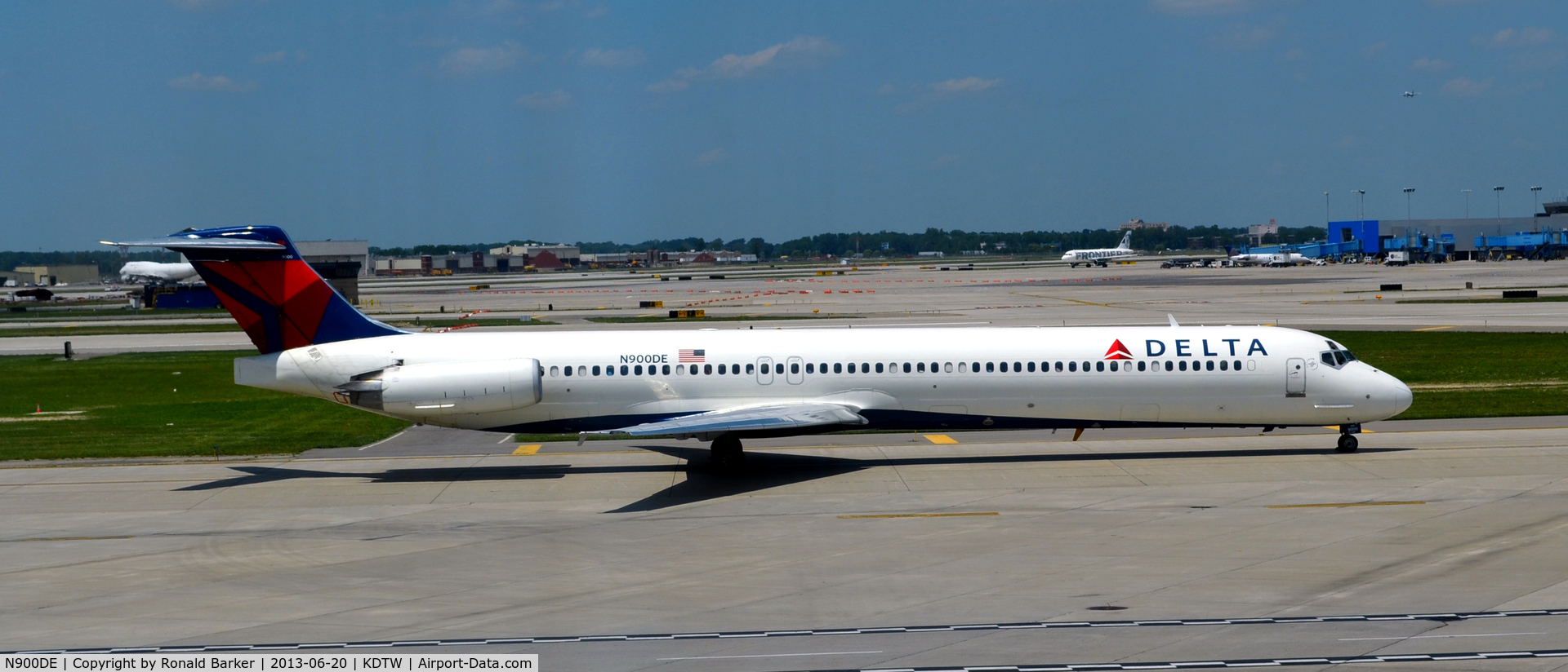 N900DE, 1992 McDonnell Douglas MD-88 C/N 53372, Taxi Detroit