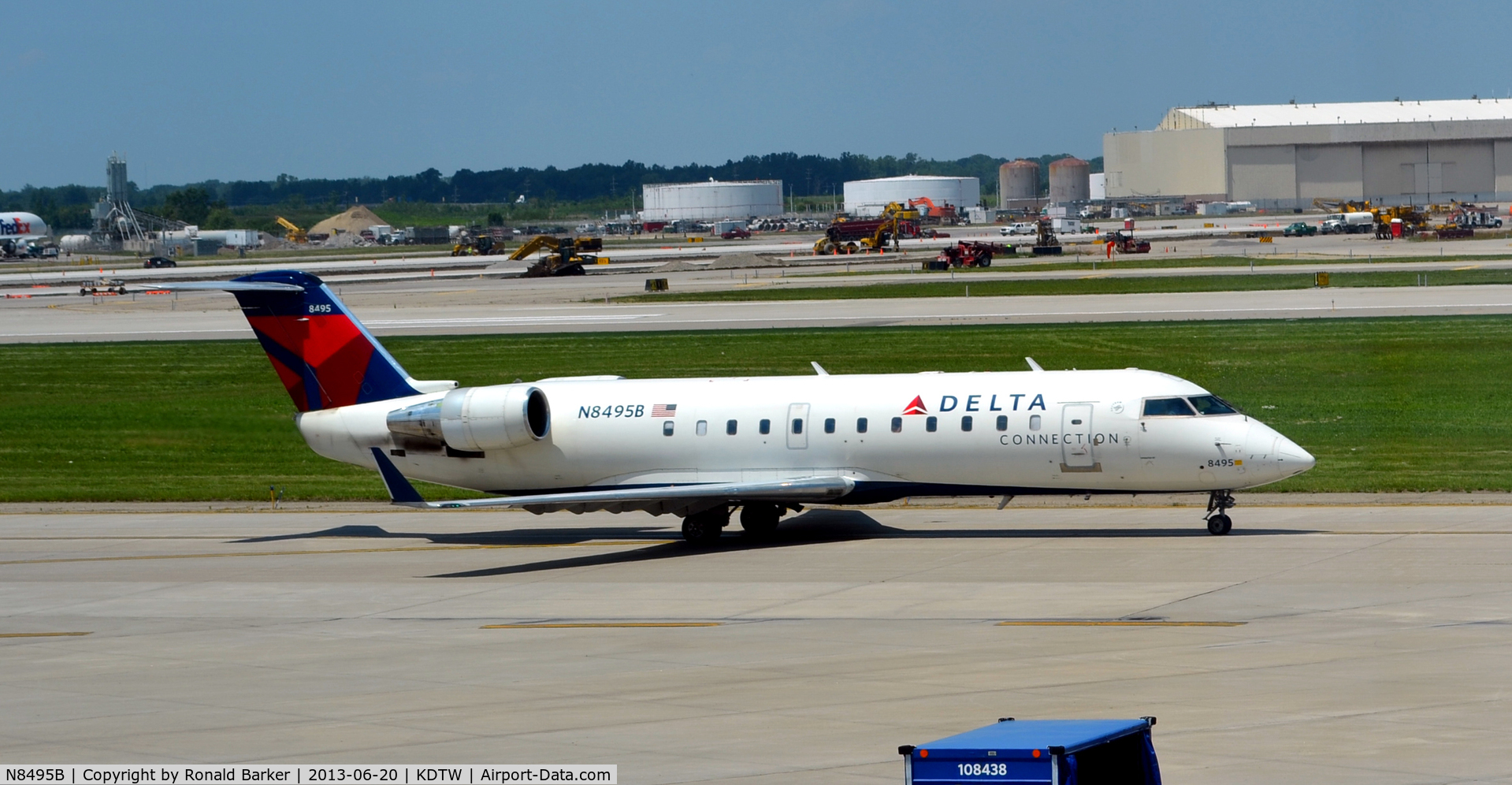 N8495B, 2001 Bombardier CRJ-200ER (CL-600-2B19) C/N 7495, Taxi Detroit