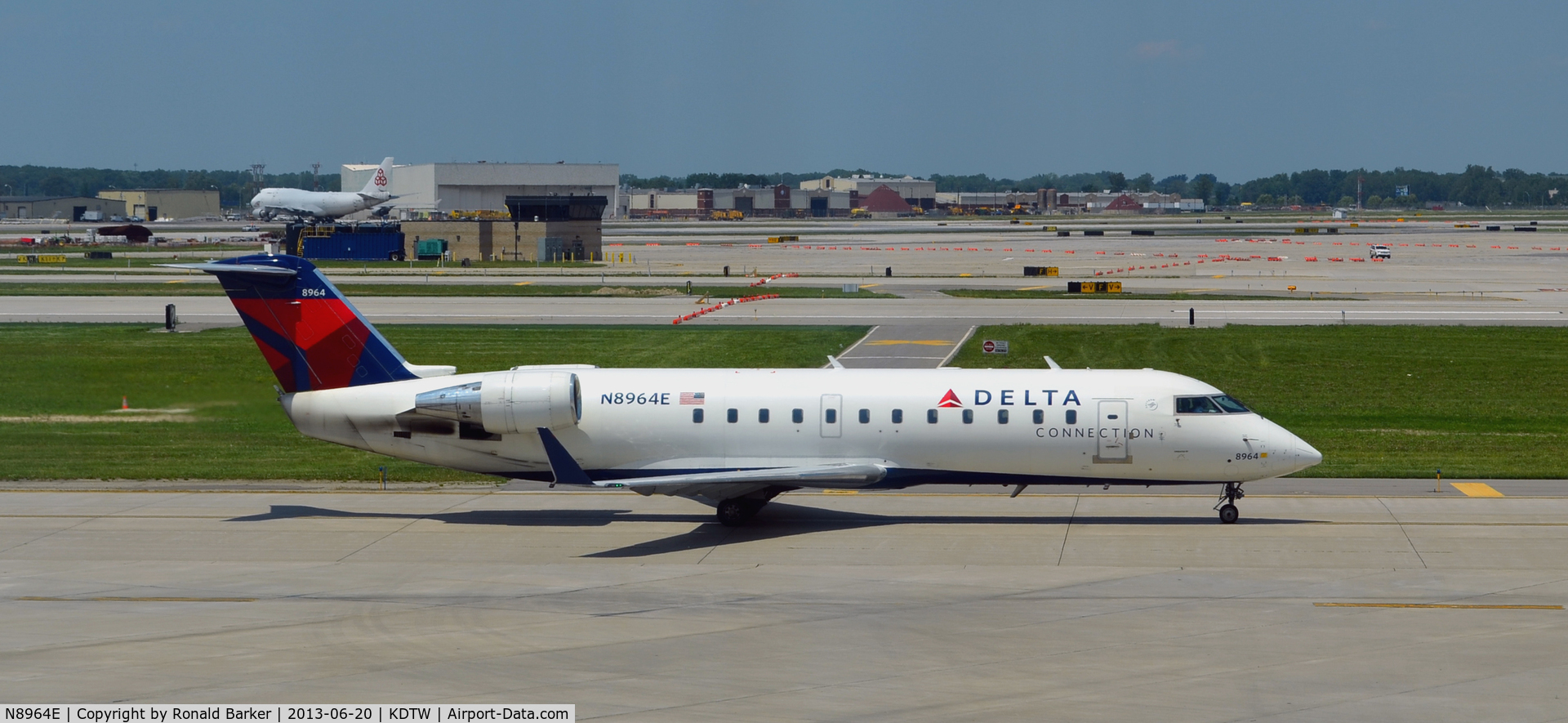 N8964E, 2004 Bombardier CRJ-200 (CL-600-2B19) C/N 7964, Taxi Detroit
