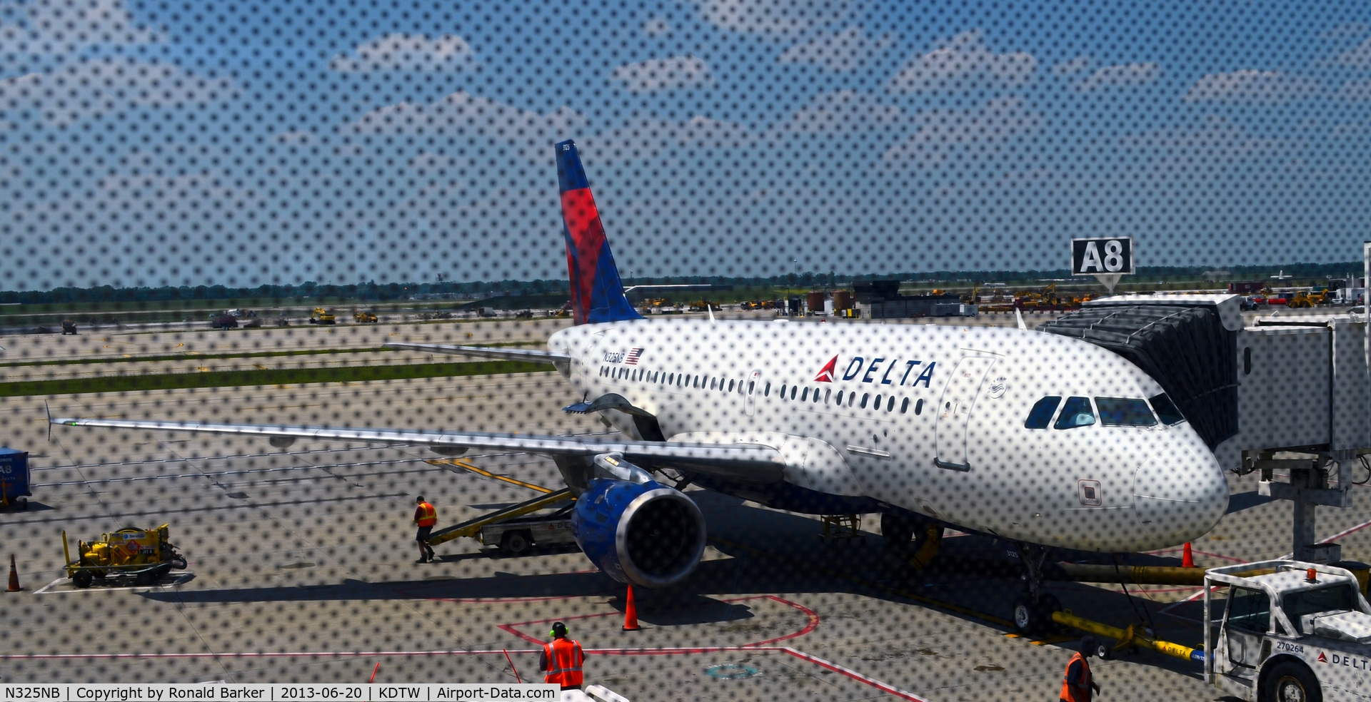 N325NB, 2001 Airbus A319-114 C/N 1483, Gate A8 DTW