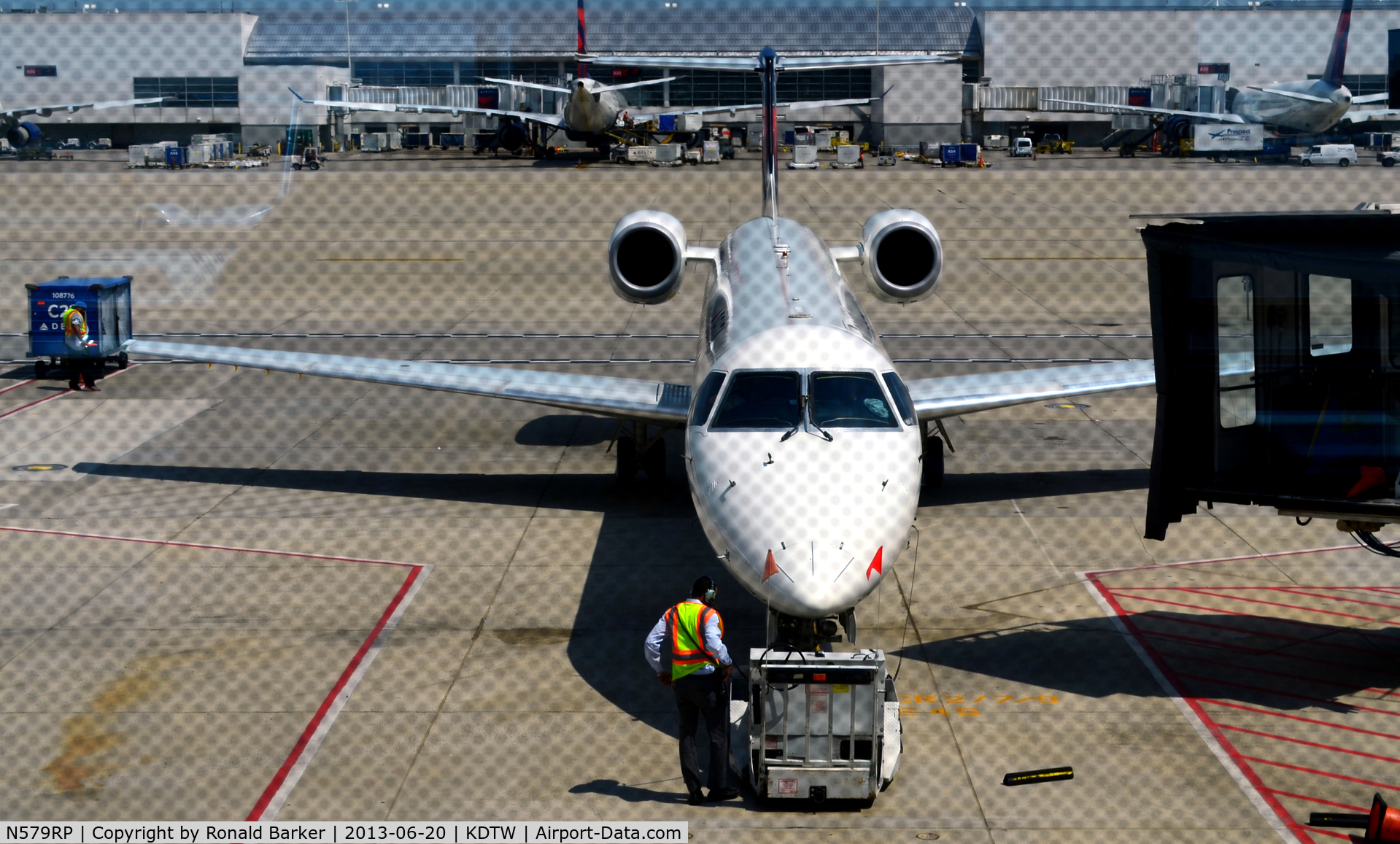 N579RP, 2004 Embraer ERJ-145LR (EMB-145LR) C/N 14500871, At the gate C21 Detroit