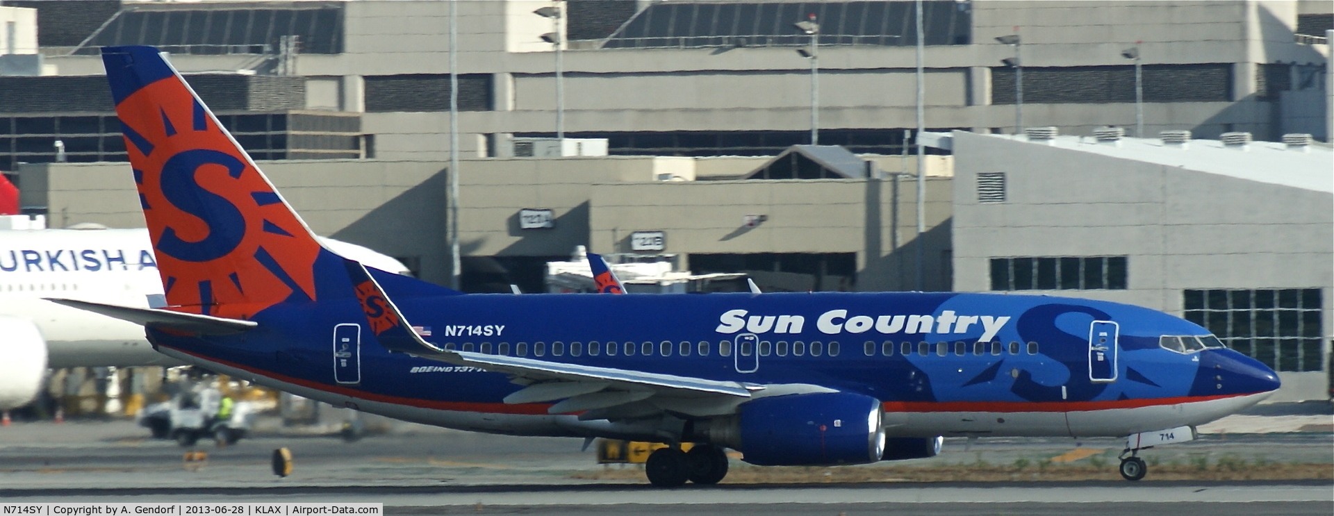 N714SY, 2003 Boeing 737-752 C/N 33786, Sun Country Airlines, seen here rolling at Los Angeles Int´l(KLAX)