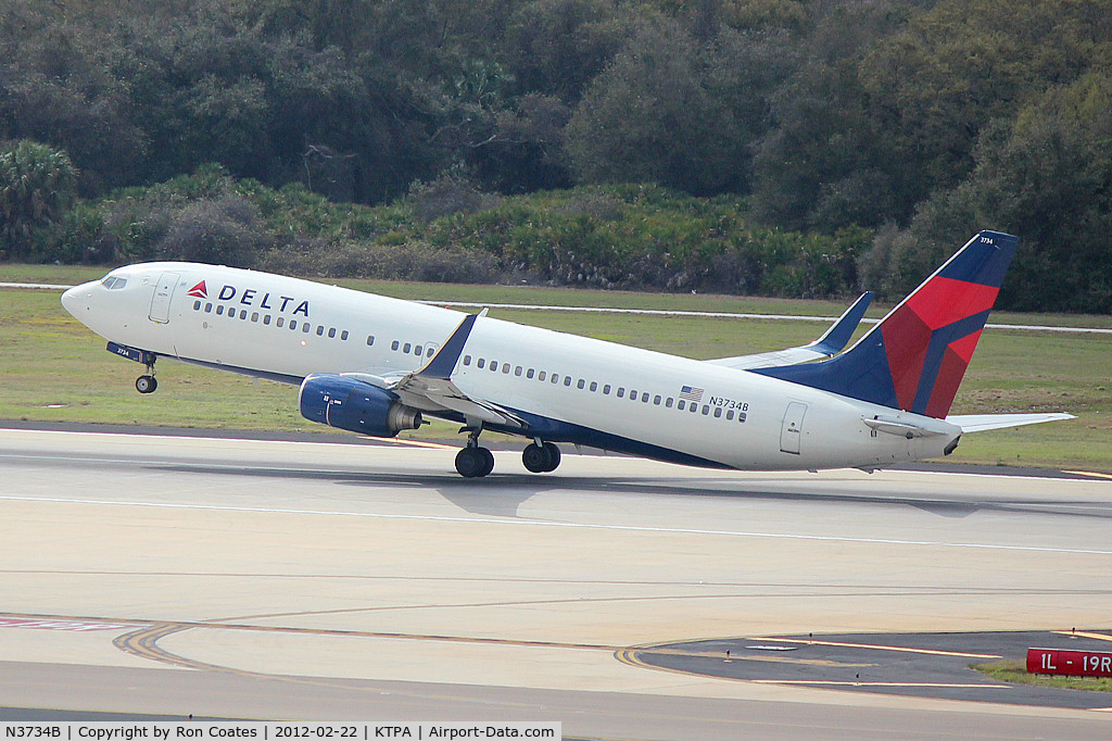 N3734B, 2000 Boeing 737-832 C/N 30776, This Delta 2000 737-832 lifts off rwy 19R at Tampa Int'l Airport (TPA)