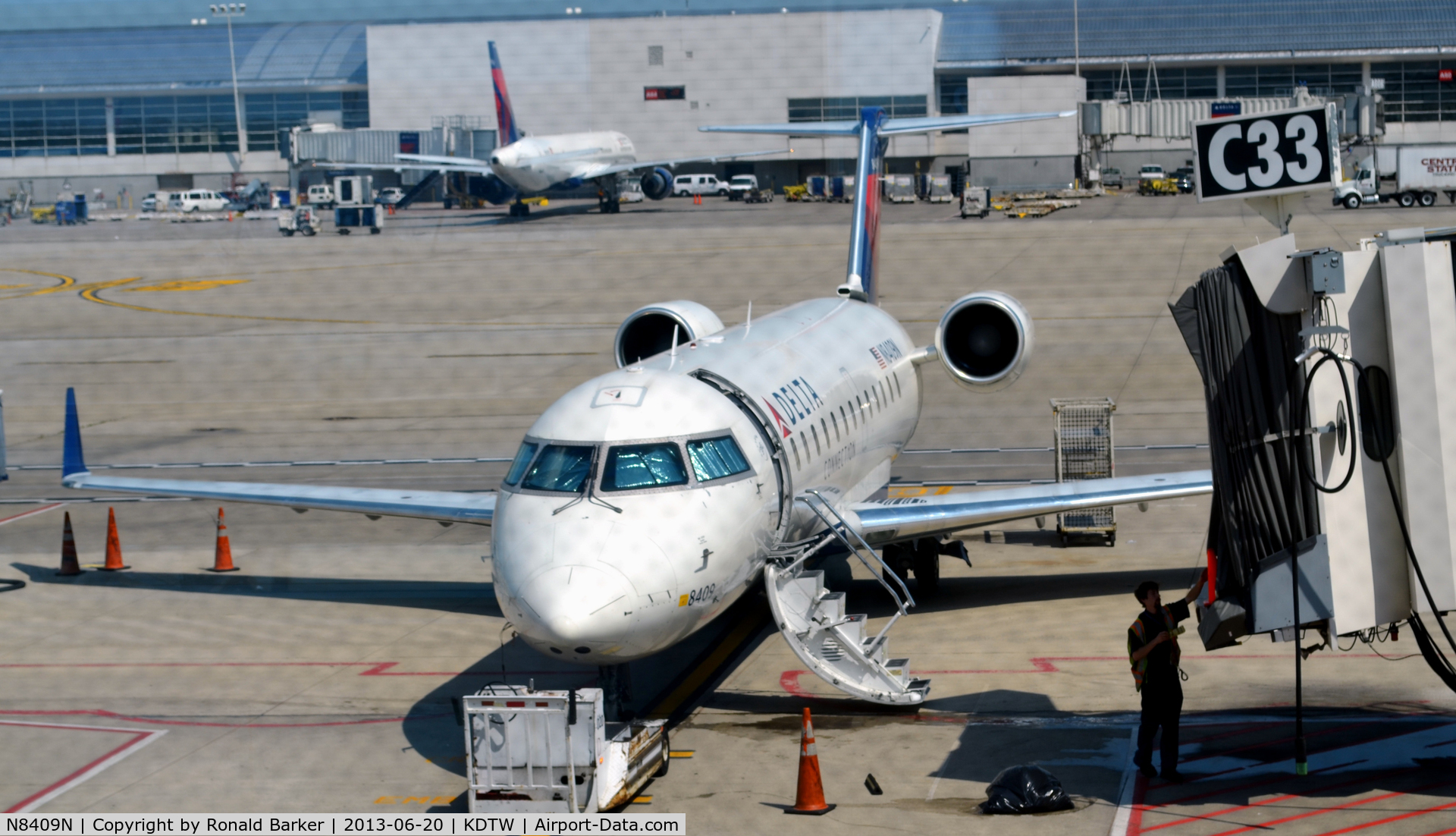 N8409N, 2000 Canadair CRJ-200LR (CL-600-2B19) C/N 7409, Gate C33, preparing for push back Detroit