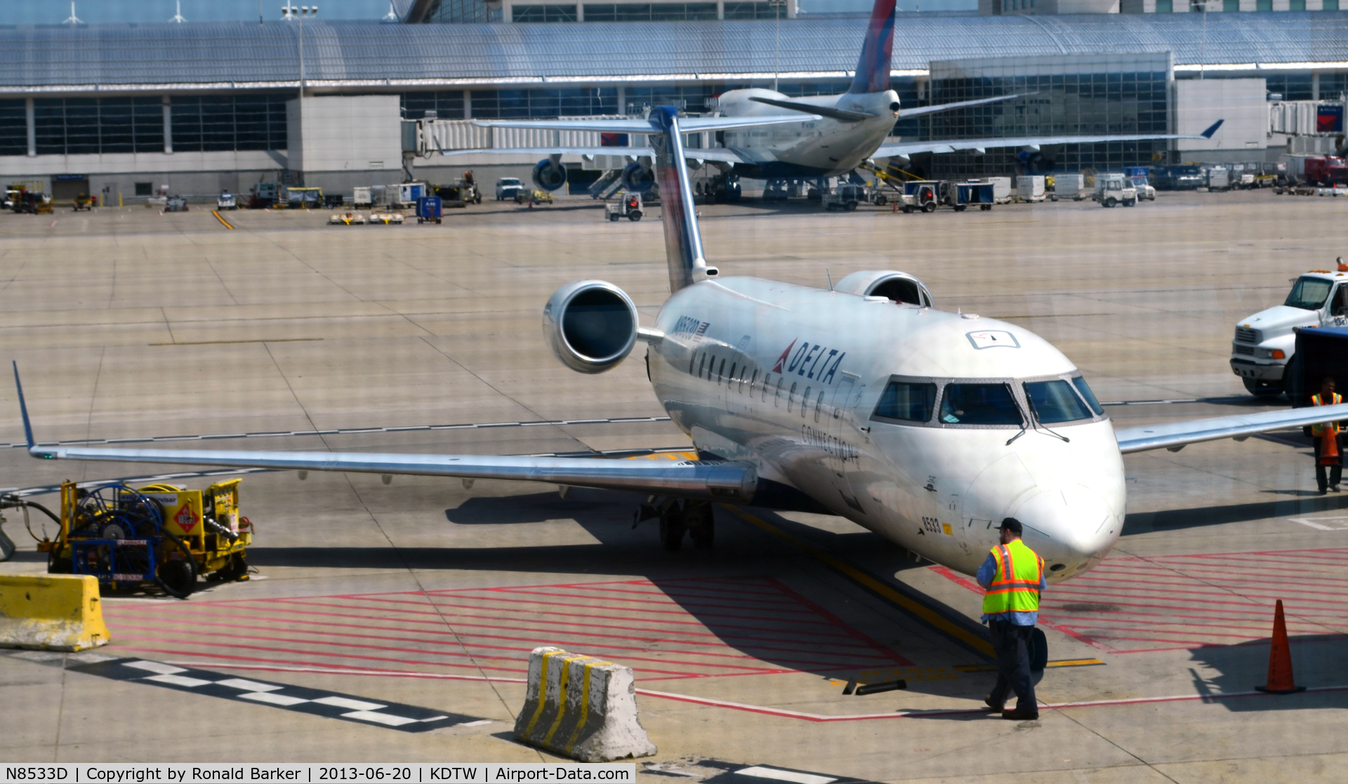 N8533D, 2001 Bombardier CRJ-200LR (CL-600-2B19) C/N 7533, Gate C7 Detroit