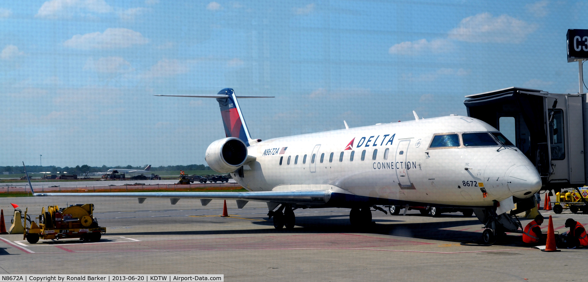 N8672A, 2002 Bombardier CRJ-200 (CL-600-2B19) C/N 7672, Gate C36 Detroit