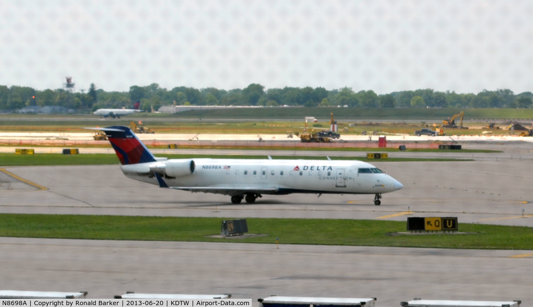 N8698A, 2002 Bombardier CRJ-200 (CL-600-2B19) C/N 7698, Taxi Detroit