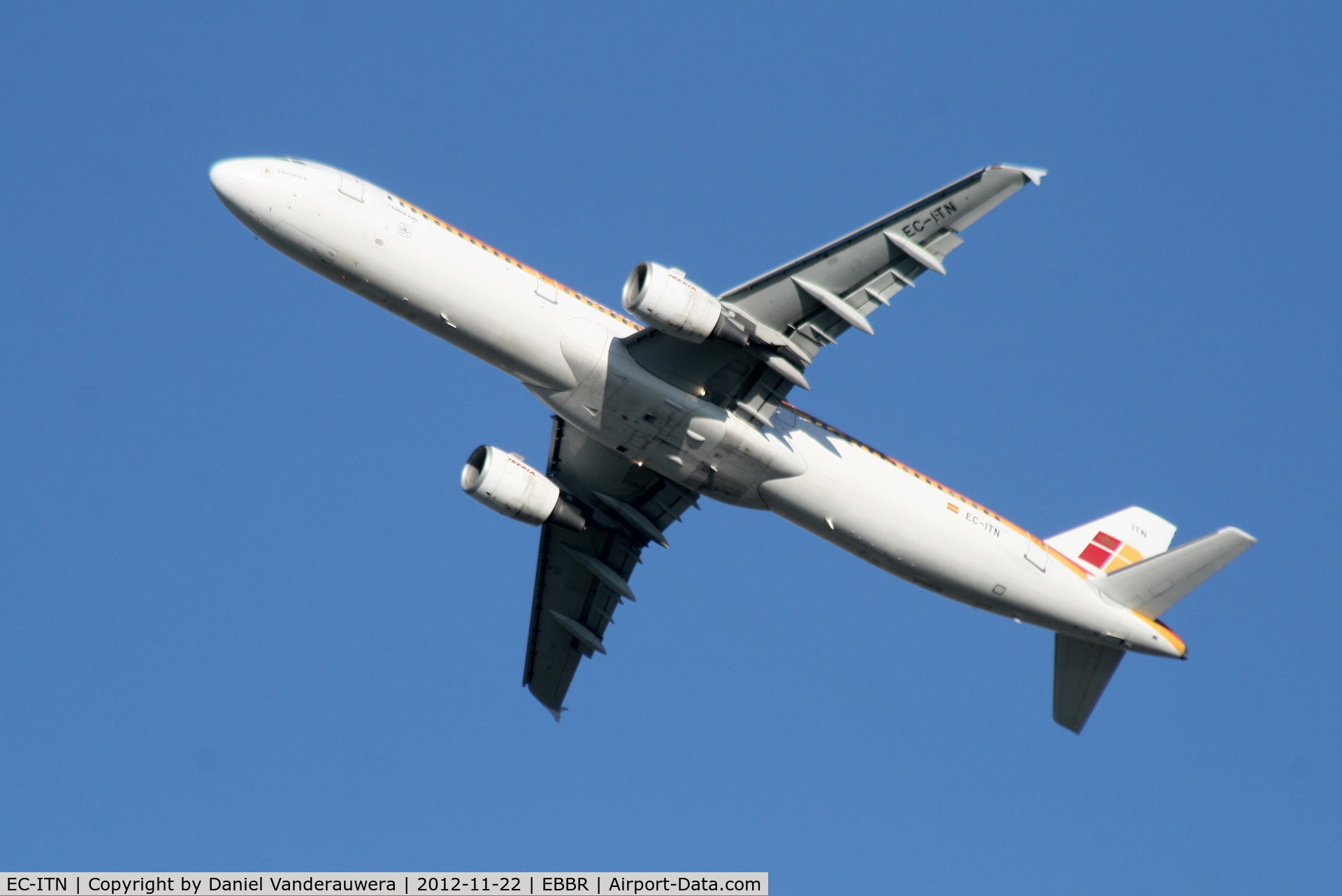 EC-ITN, 2003 Airbus A321-212 C/N 2115, Flight IB3203 is climbing from RWY 25R
