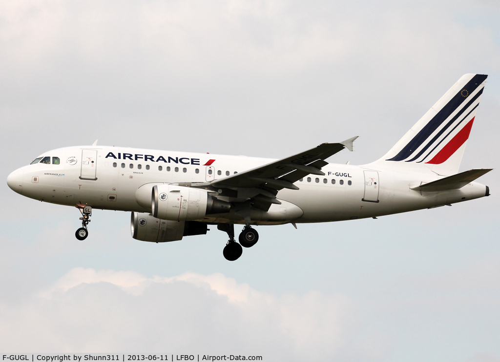 F-GUGL, 2006 Airbus A318-111 C/N 2686, Landing rwy 32L in modified new c/s