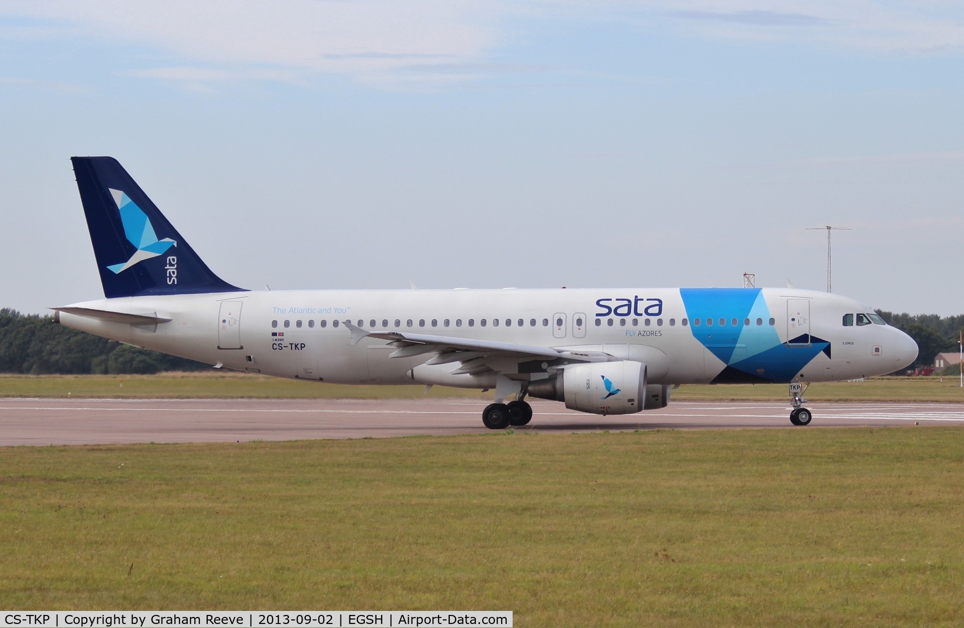CS-TKP, 2003 Airbus A320-214 C/N 2011, About to depart.
